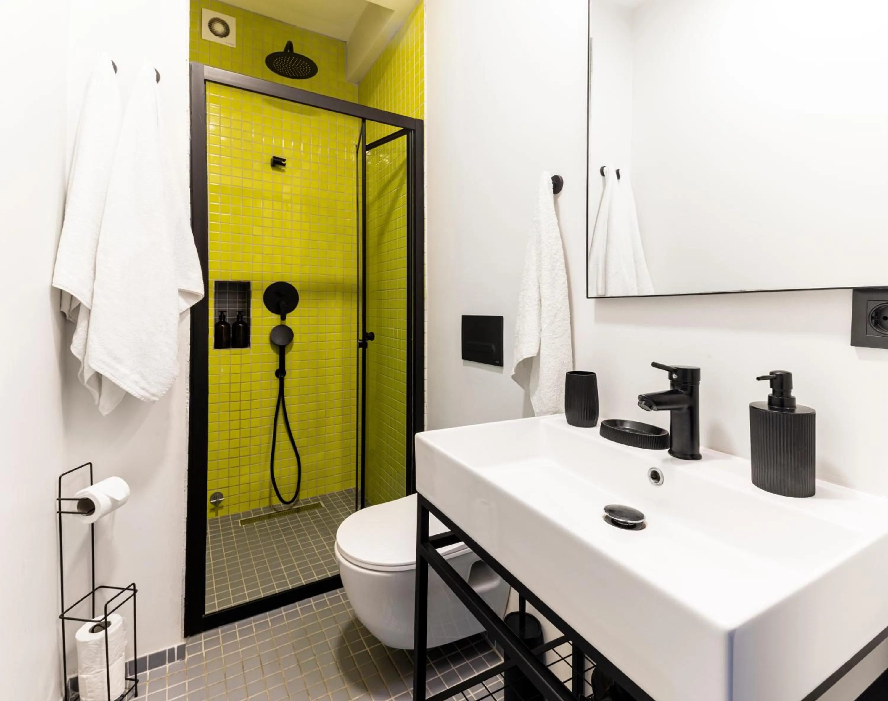 Shower in Mariposa Rooms Taksim