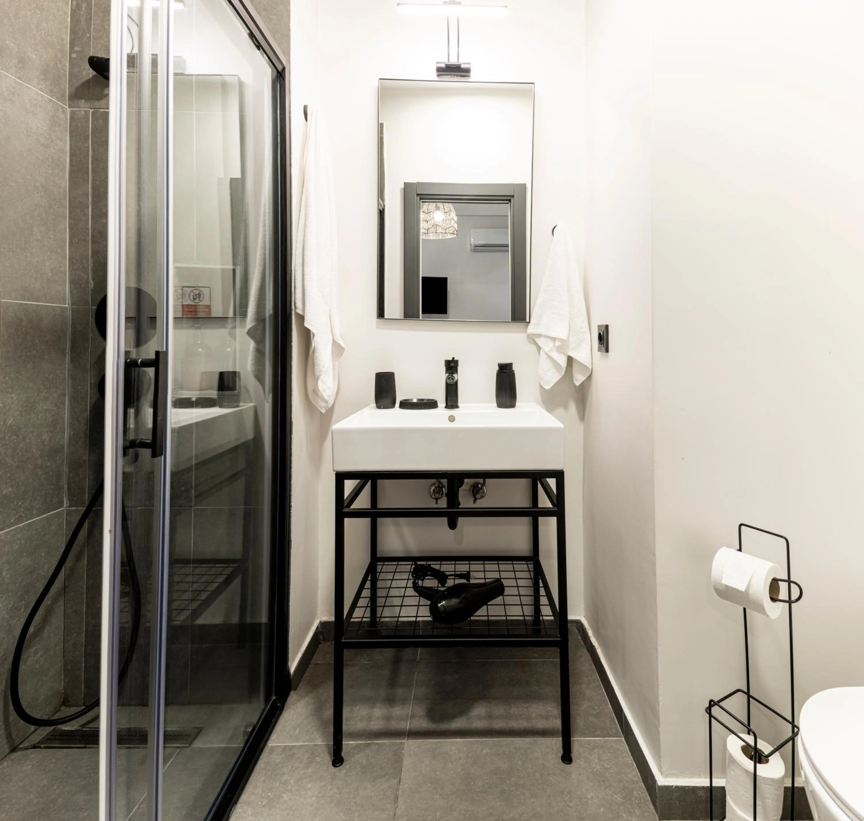 Shower in Mariposa Rooms Taksim