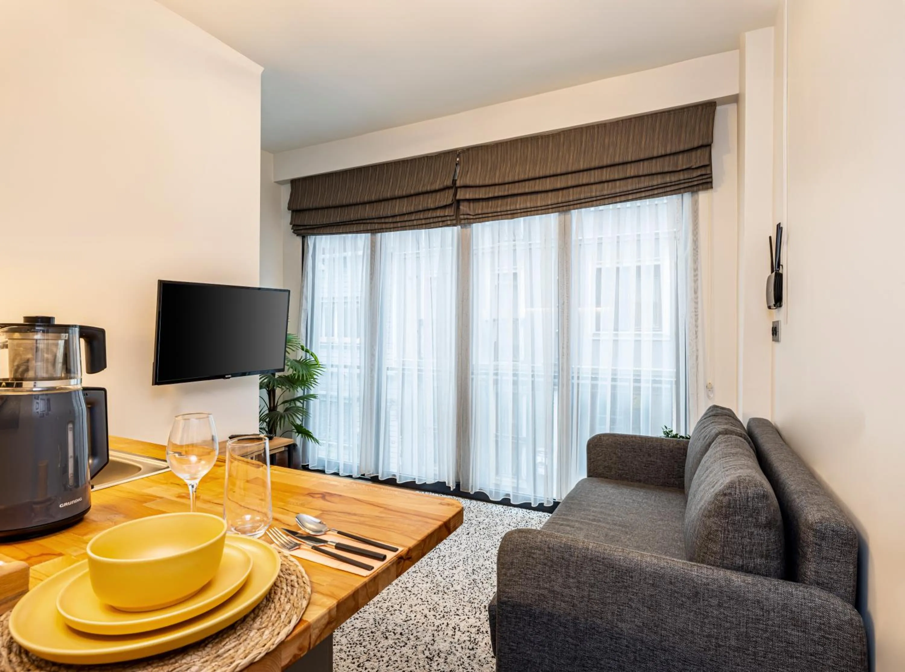 Communal lounge/ TV room in Mariposa Rooms Taksim