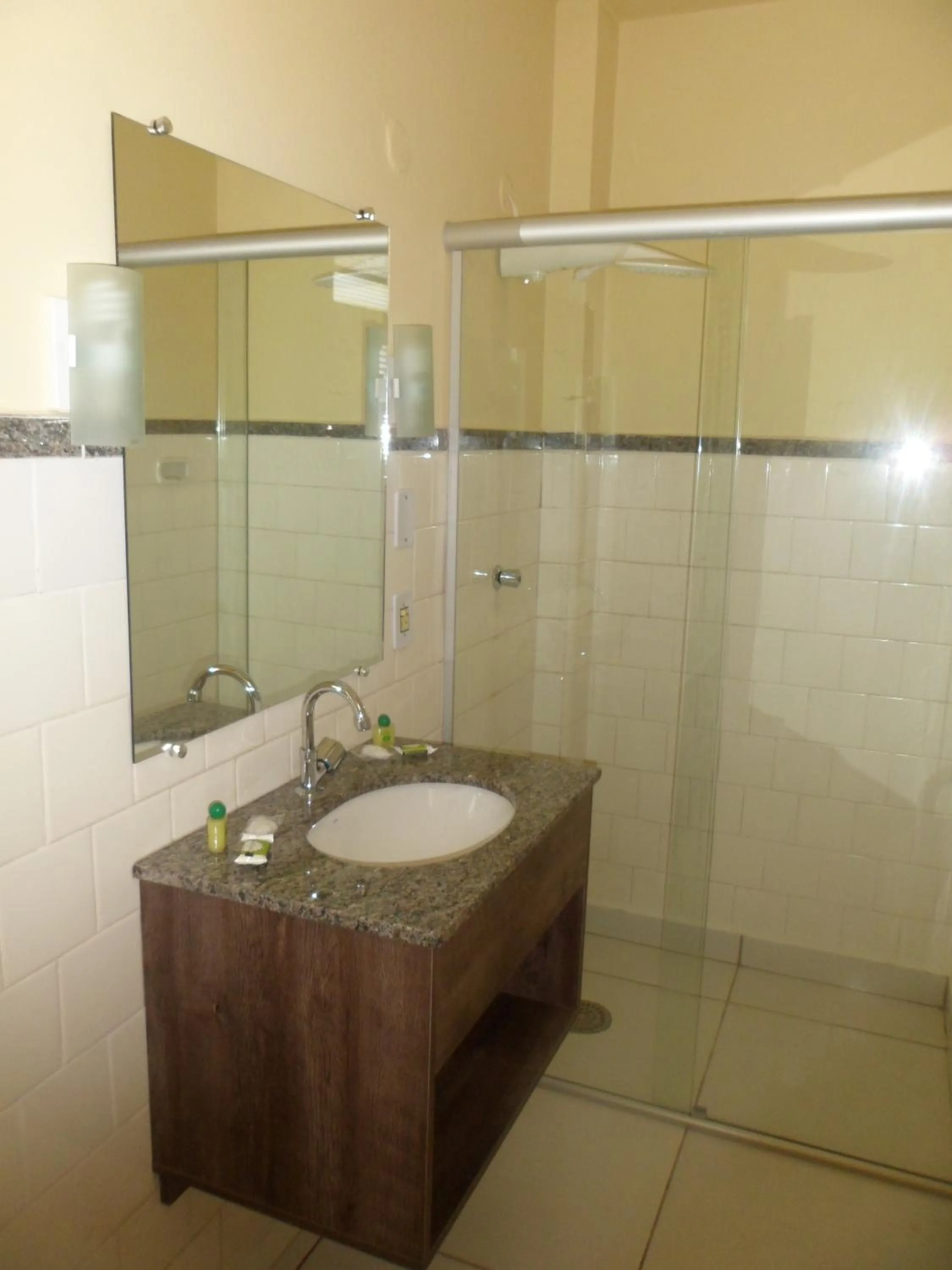 Single Room with air conditioner in Hotel Embaixador