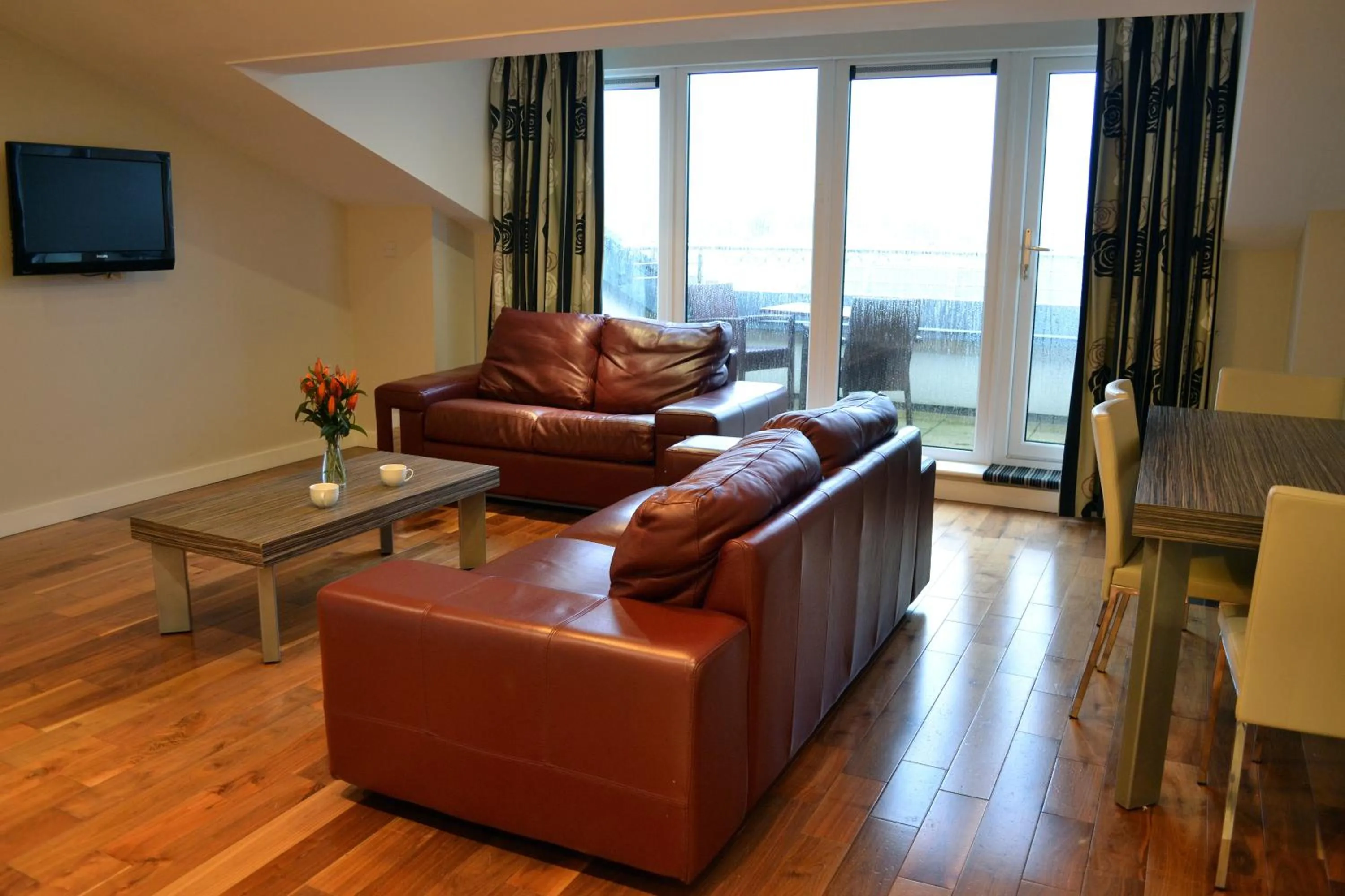 Living room in Carrick Plaza Suites and Apartments