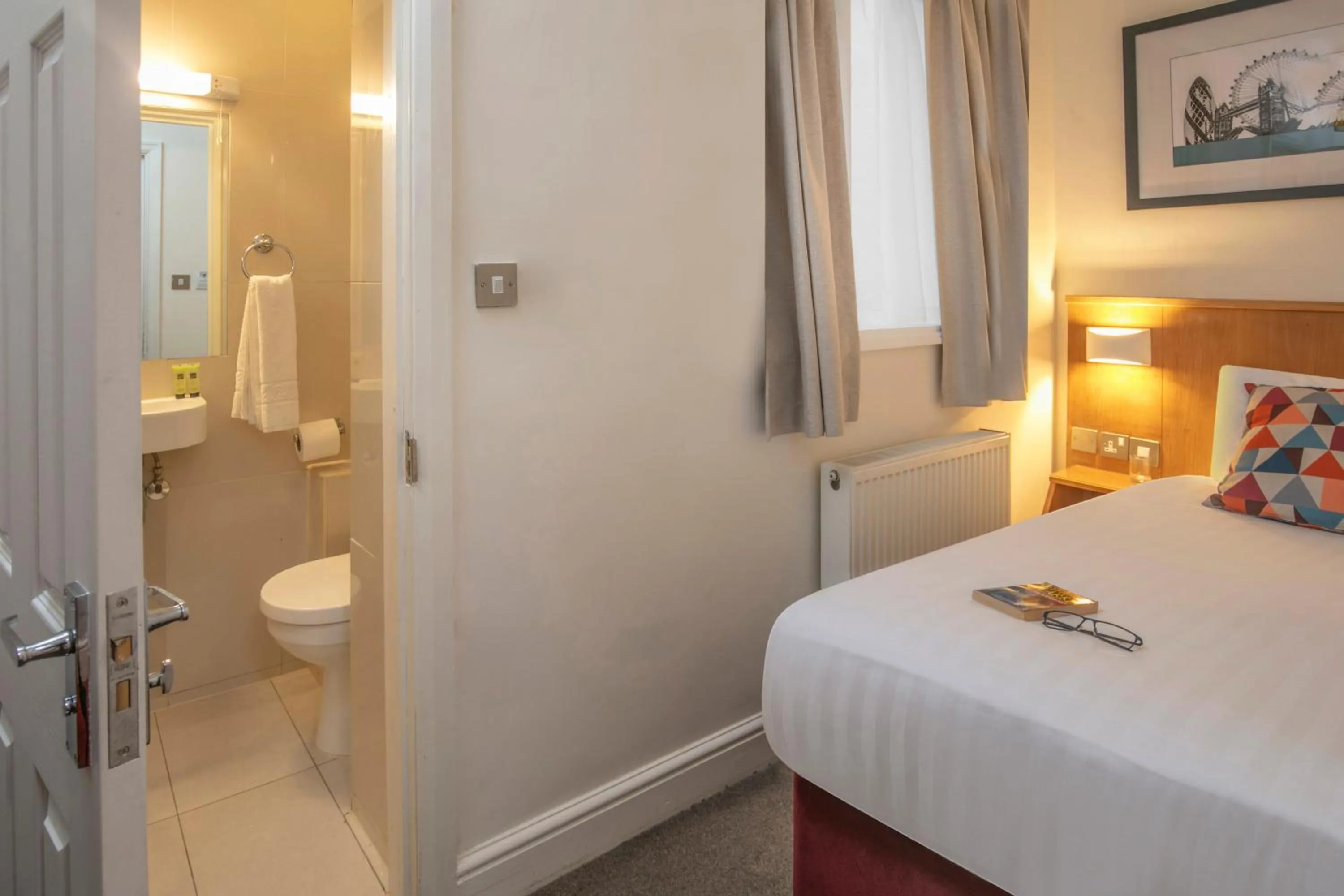 Bedroom, Bed in Queensway Hotel, Sure Hotel Collection by Best Western