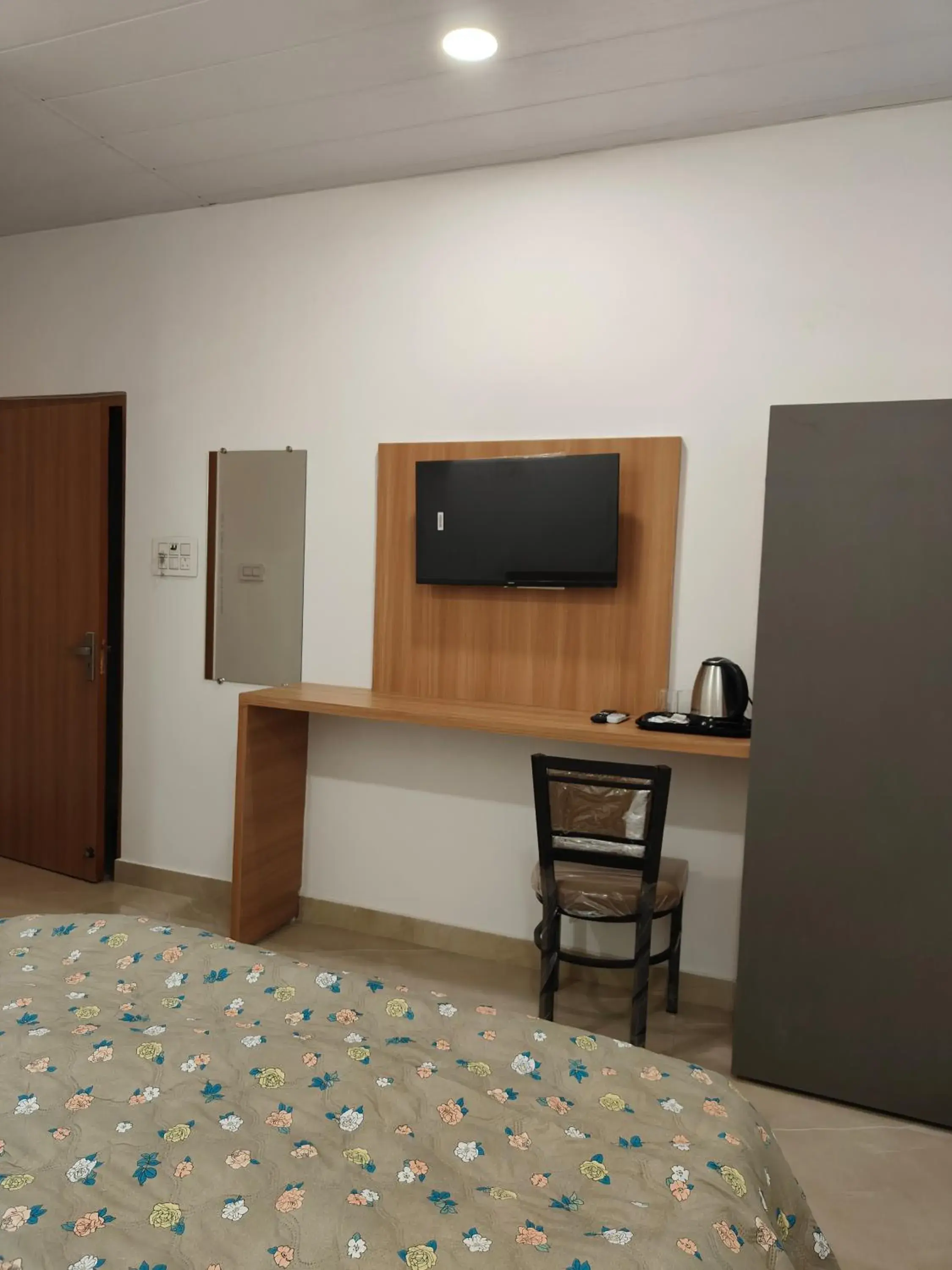 TV and multimedia, Bed in Golden Oak- 5 min walk from golden temple TV and multimedia, Bed in Golden Oak- 5 min walk from golden temple
