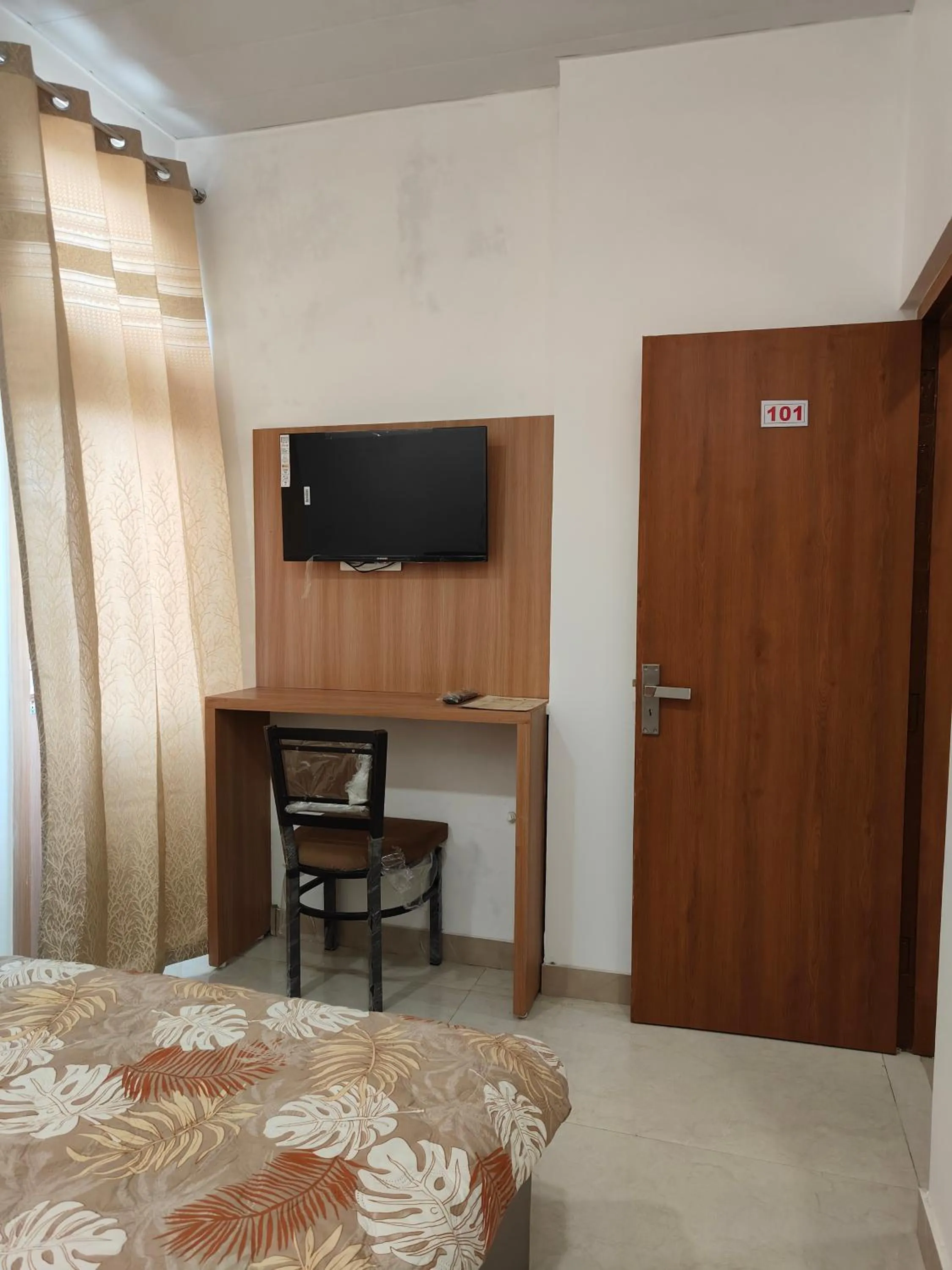 TV and multimedia, Bed in Golden Oak- 5 min walk from golden temple