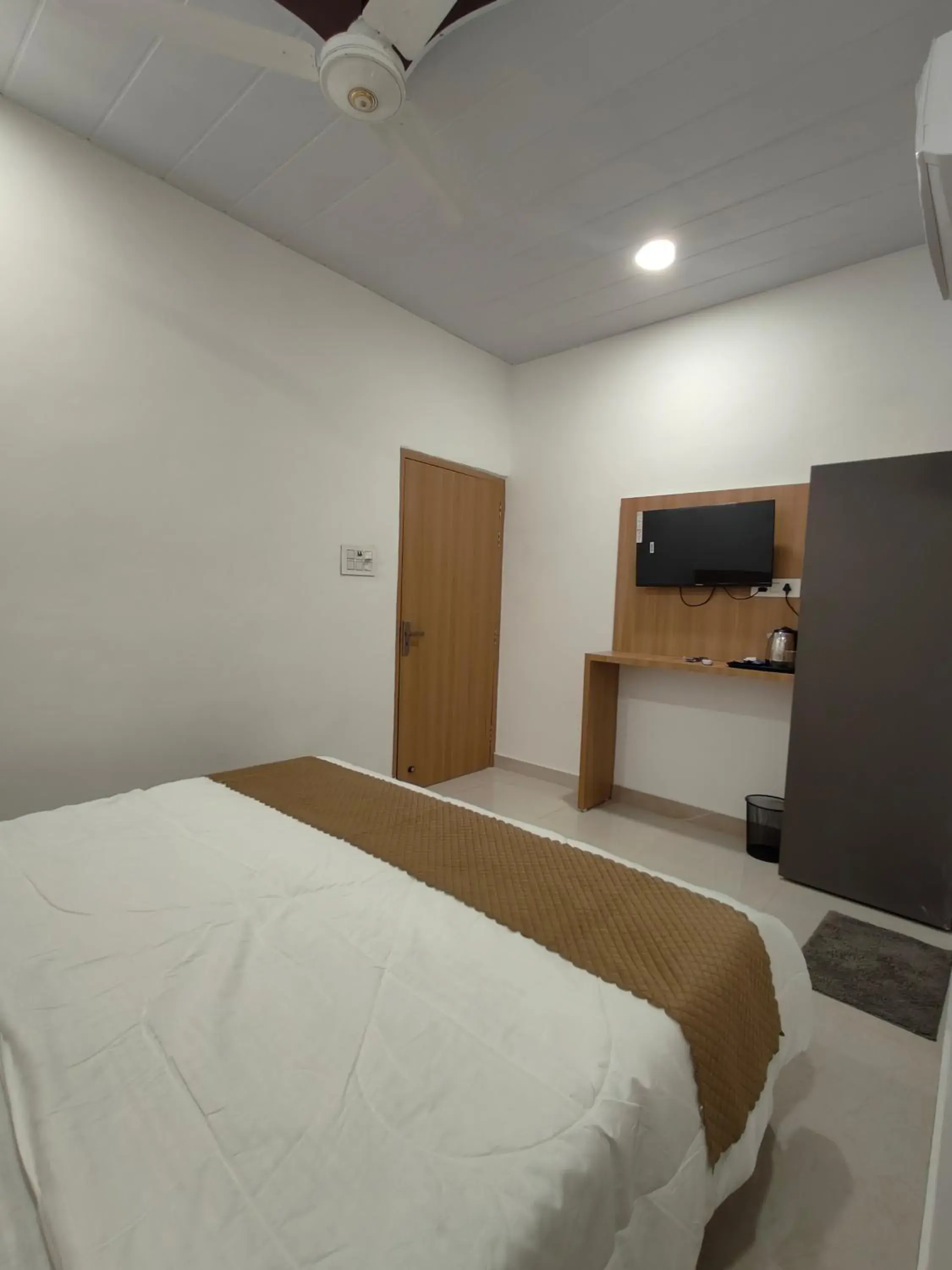 TV and multimedia, Bed in Golden Oak- 5 min walk from golden temple TV and multimedia, Bed in Golden Oak- 5 min walk from golden temple