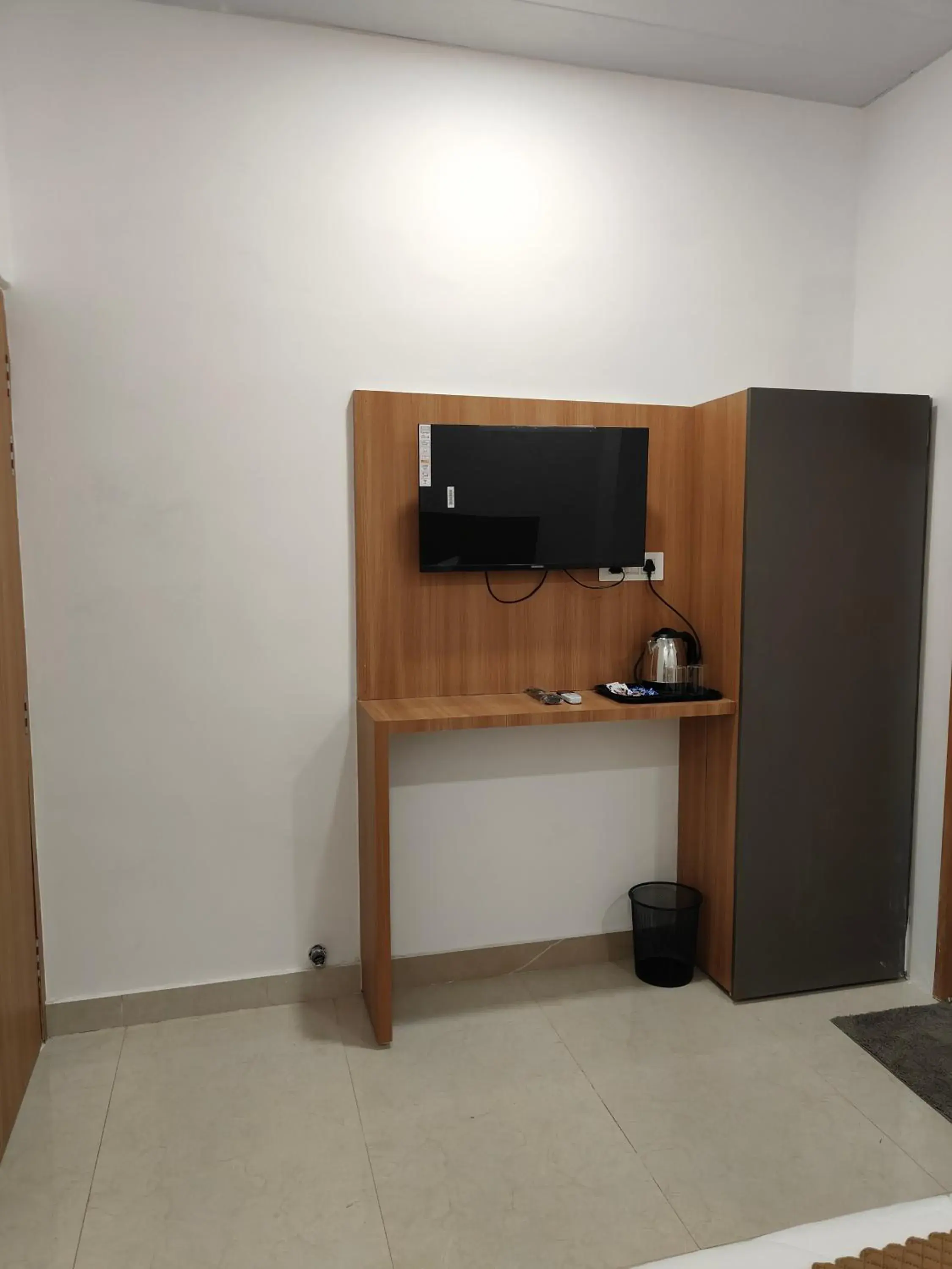 TV and multimedia in Golden Oak- 5 min walk from golden temple TV and multimedia in Golden Oak- 5 min walk from golden temple