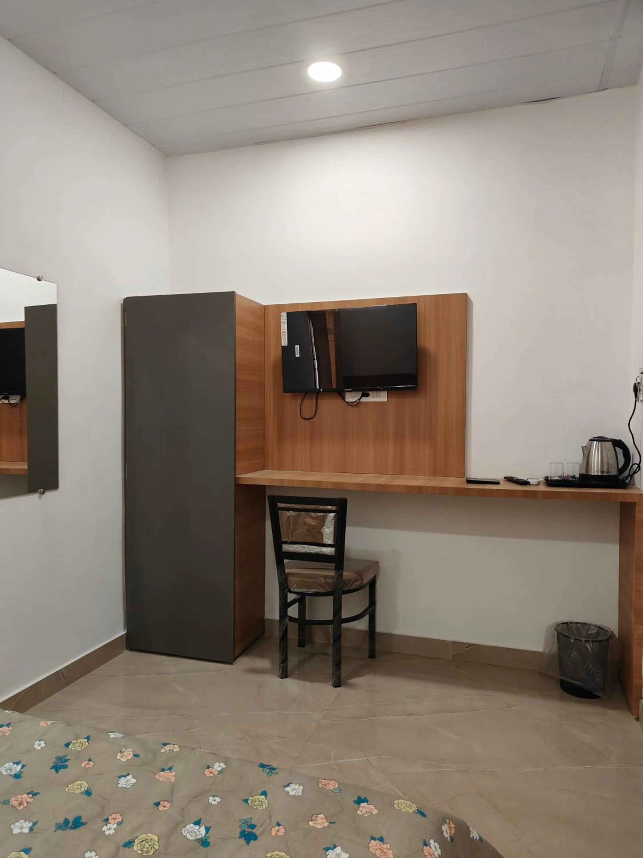 TV and multimedia in Golden Oak- 5 min walk from golden temple