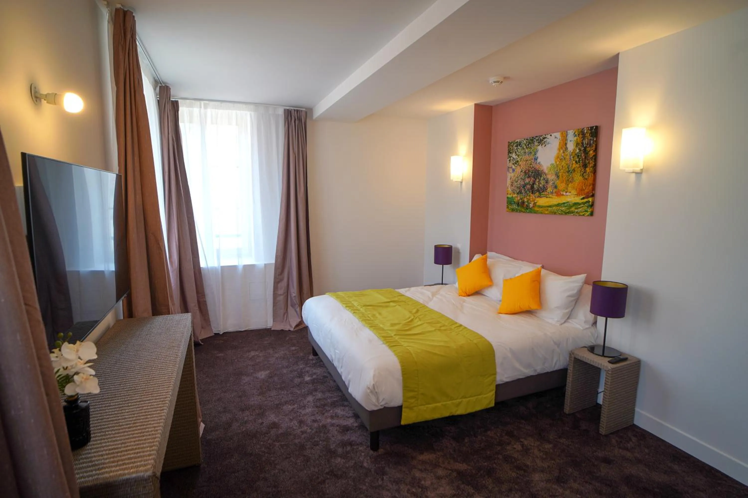 Bedroom, Bed in Hôtel de la Croix Blanche