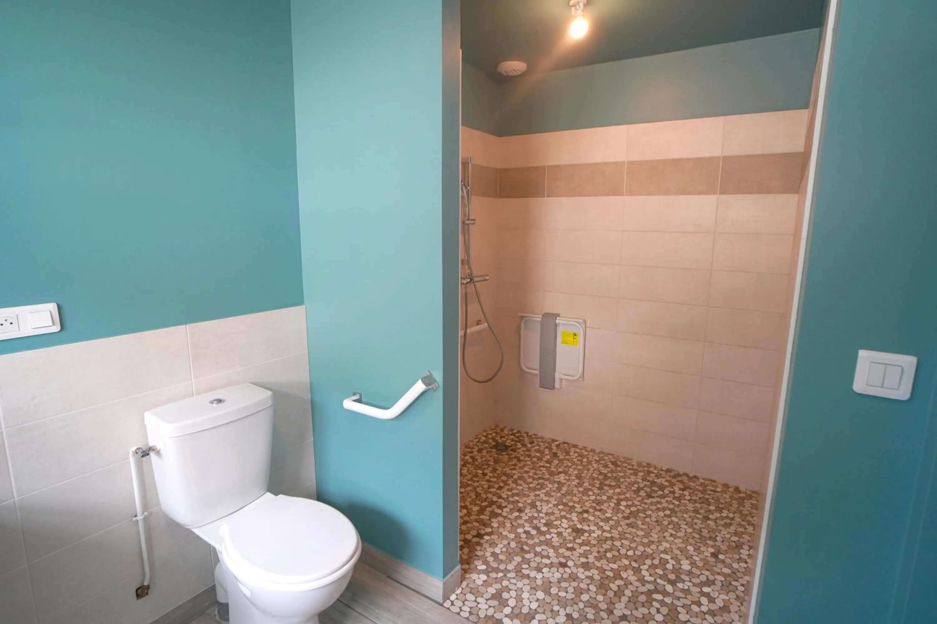 Toilet in Hôtel de la Croix Blanche