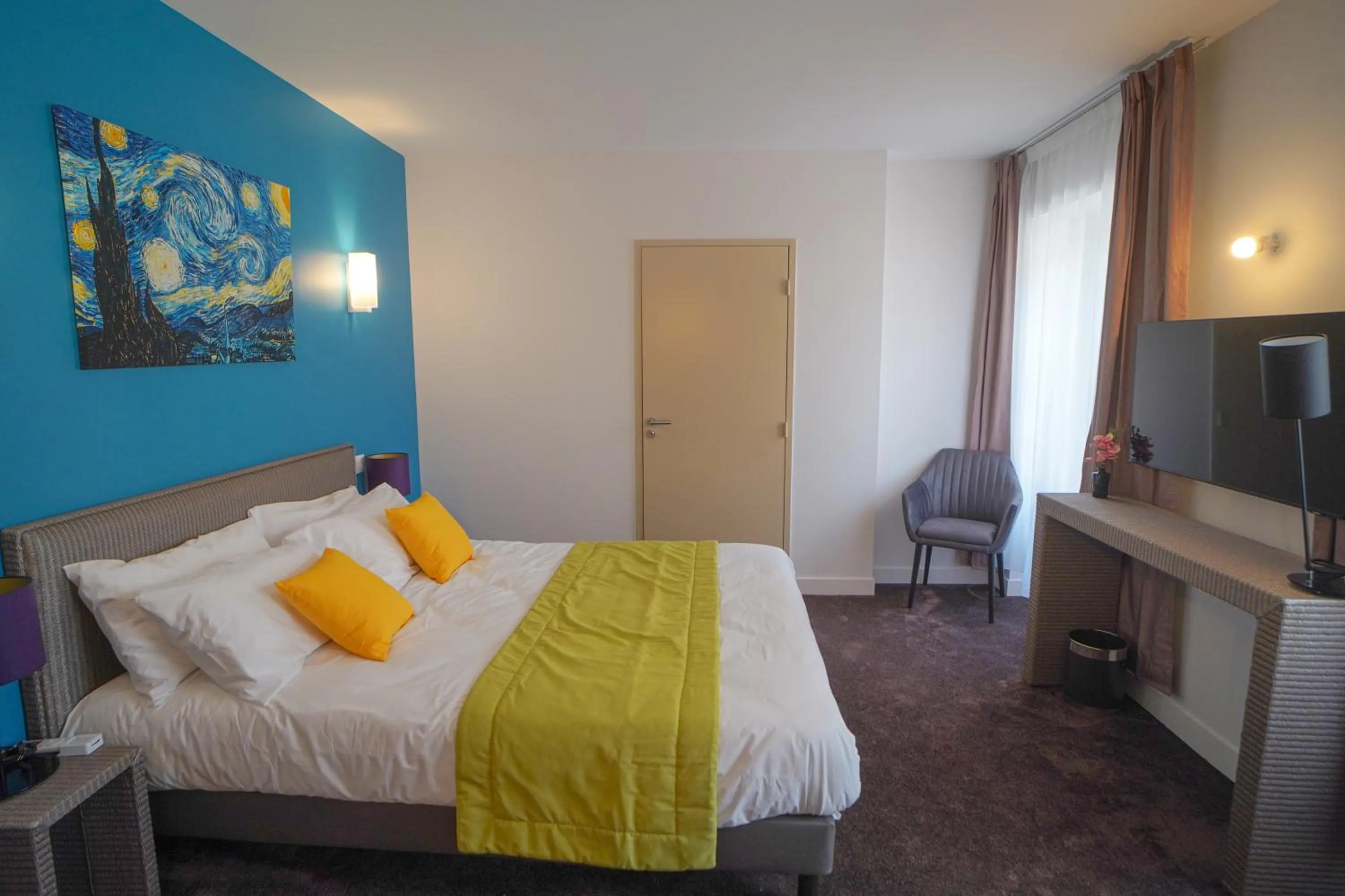 Photo of the whole room, Bed in Hôtel de la Croix Blanche