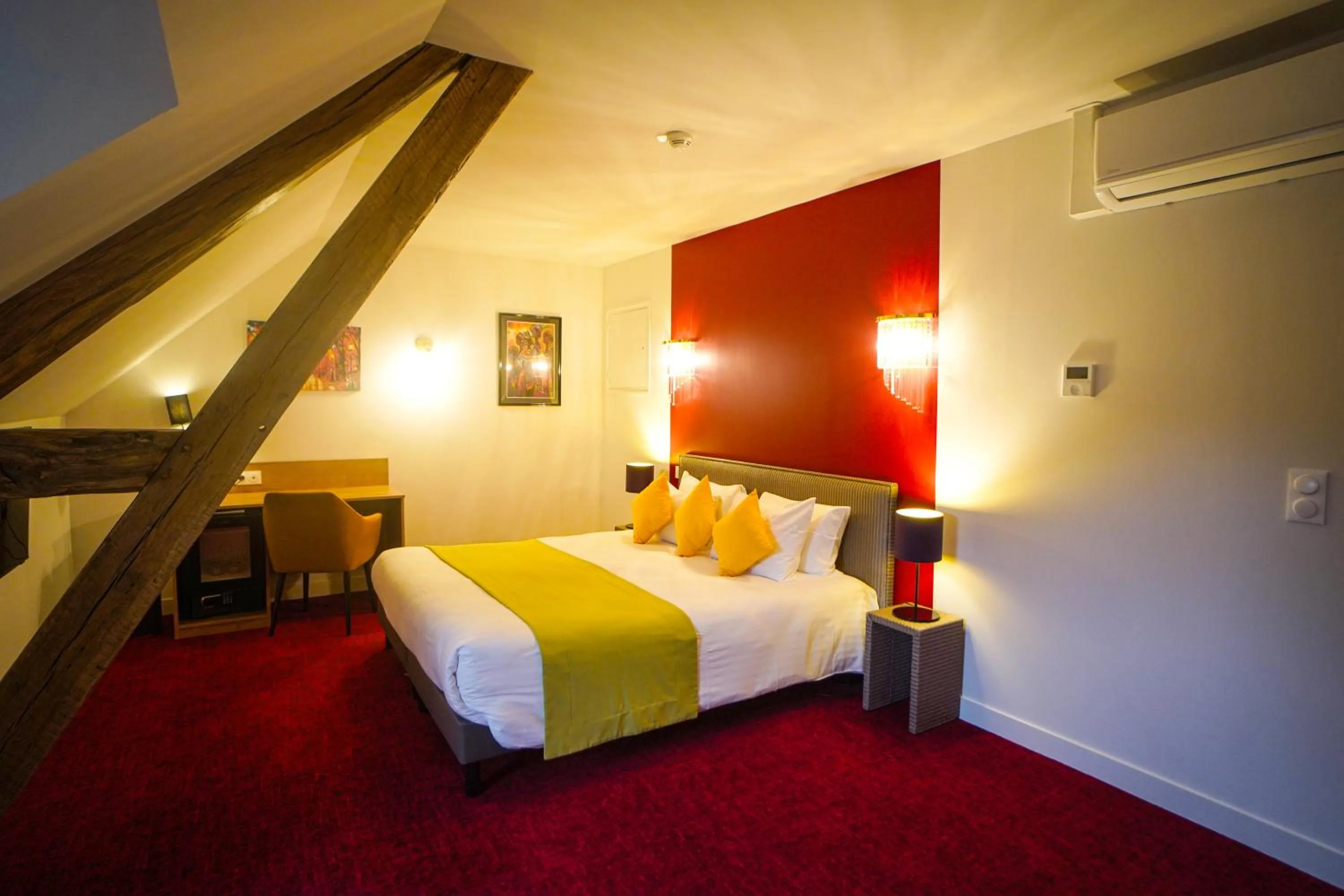 Bed in Hôtel de la Croix Blanche