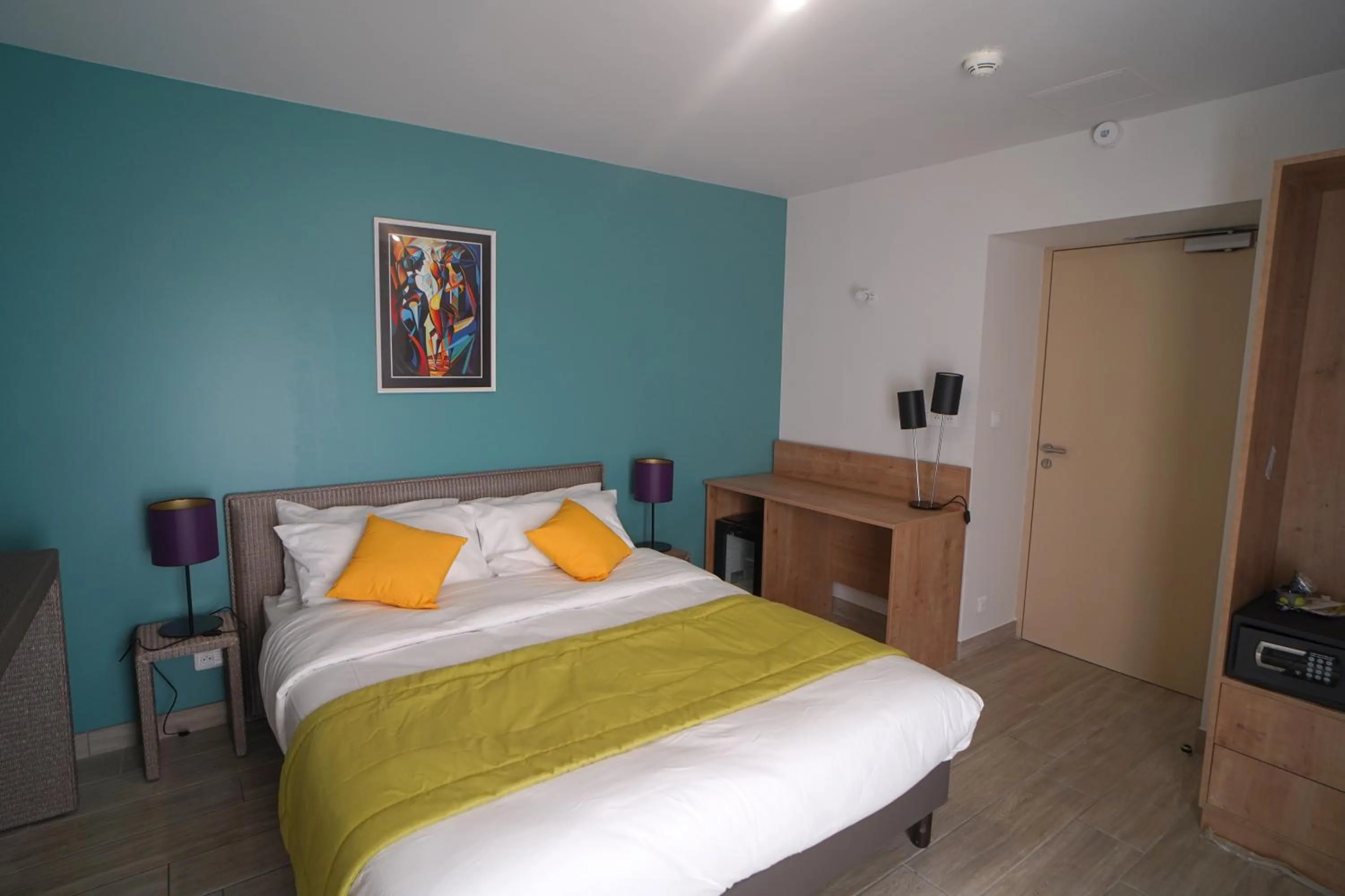 Bedroom, Bed in Hôtel de la Croix Blanche