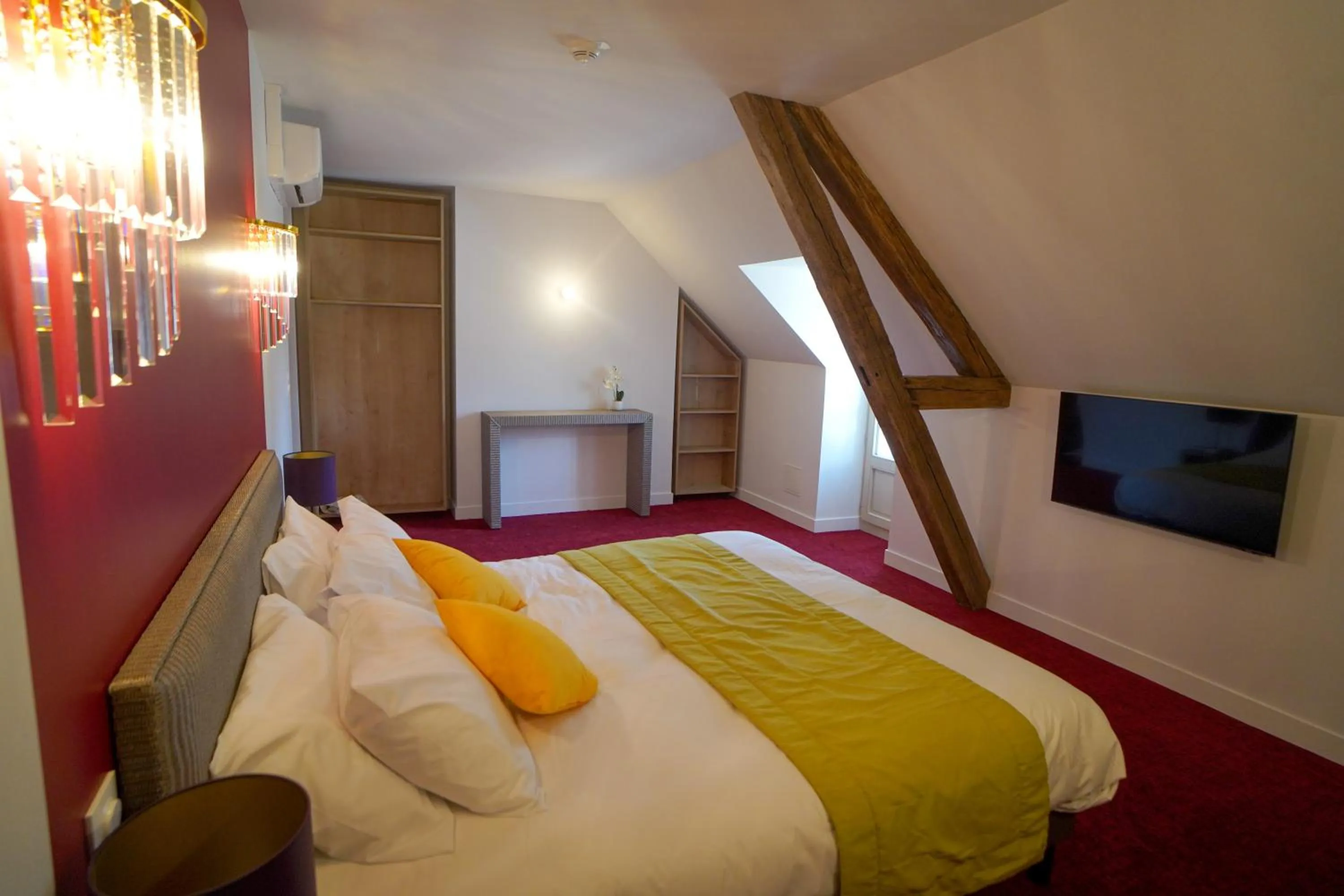 Photo of the whole room, Bed in Hôtel de la Croix Blanche