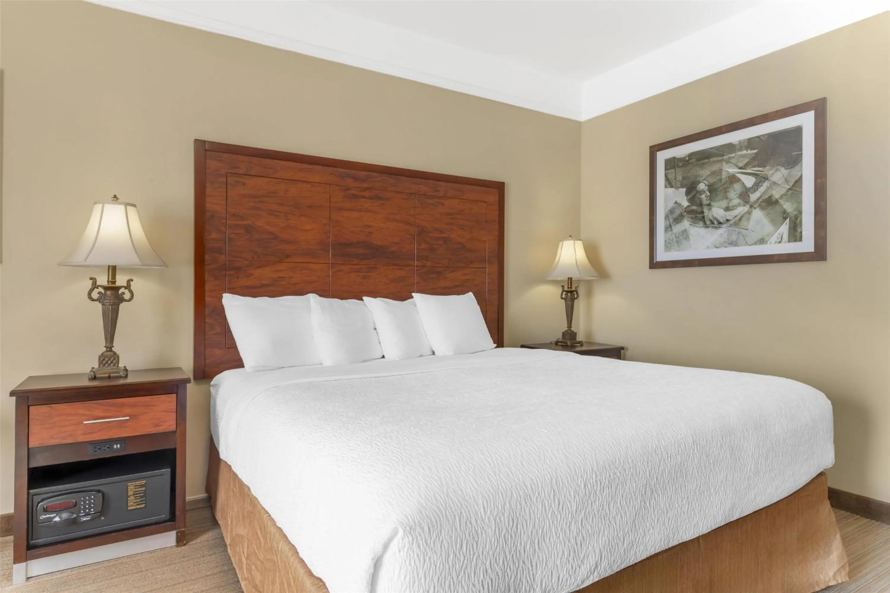 Bedroom, Bed in Best Western Plus Monica Royale Inn & Suites