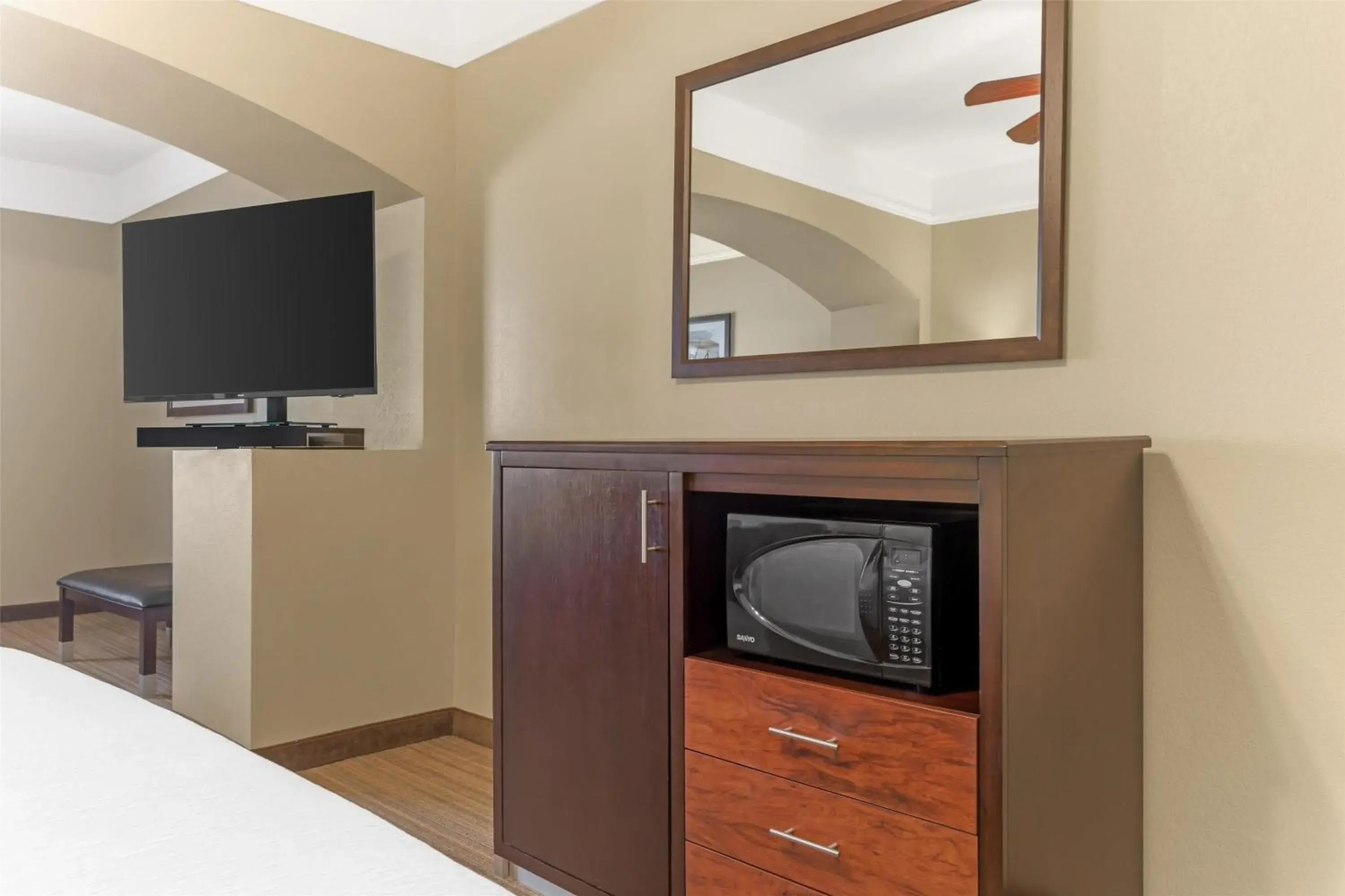 Photo of the whole room, Bed in Best Western Plus Monica Royale Inn & Suites Photo of the whole room, Bed in Best Western Plus Monica Royale Inn & Suites