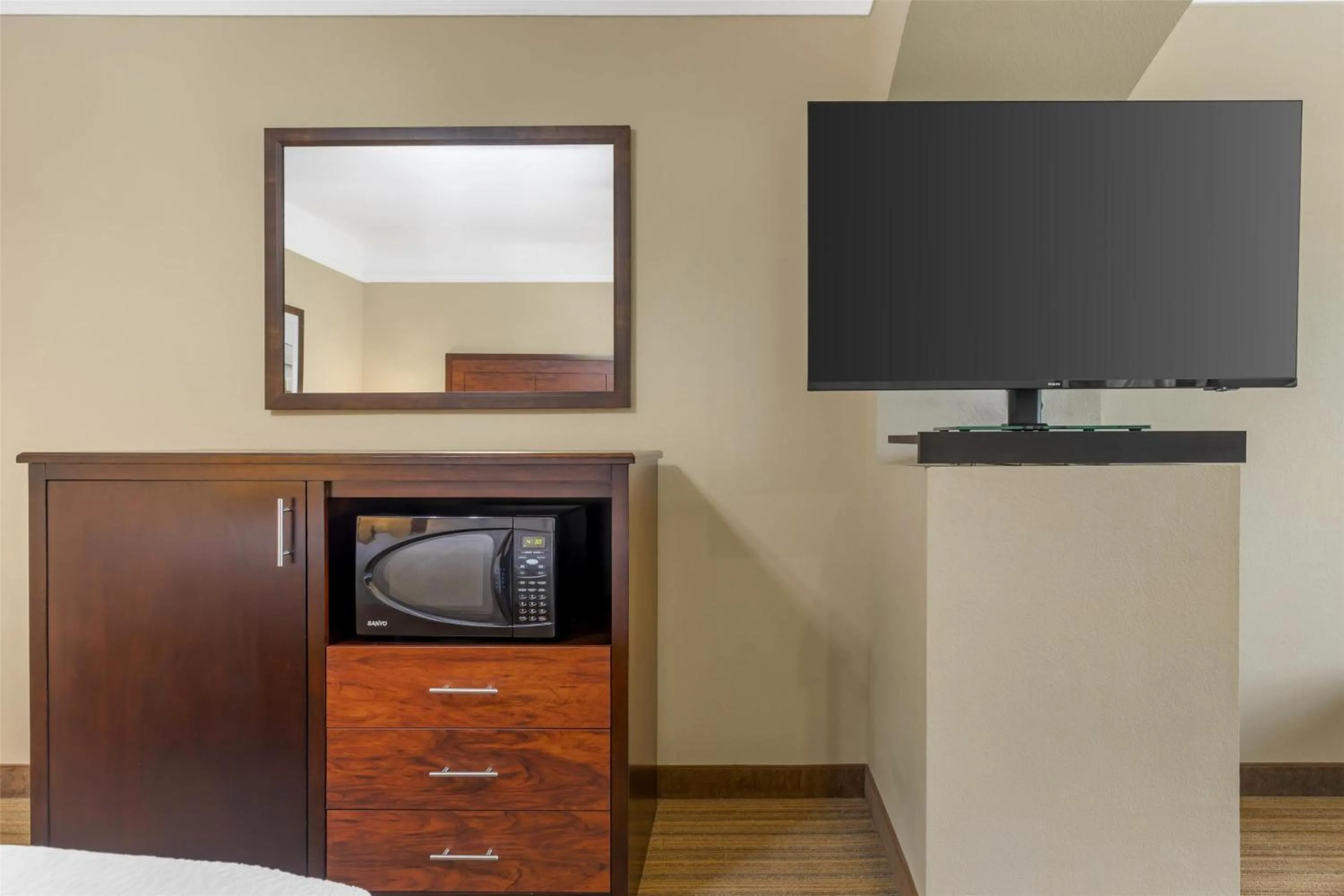 Photo of the whole room, Bed in Best Western Plus Monica Royale Inn & Suites