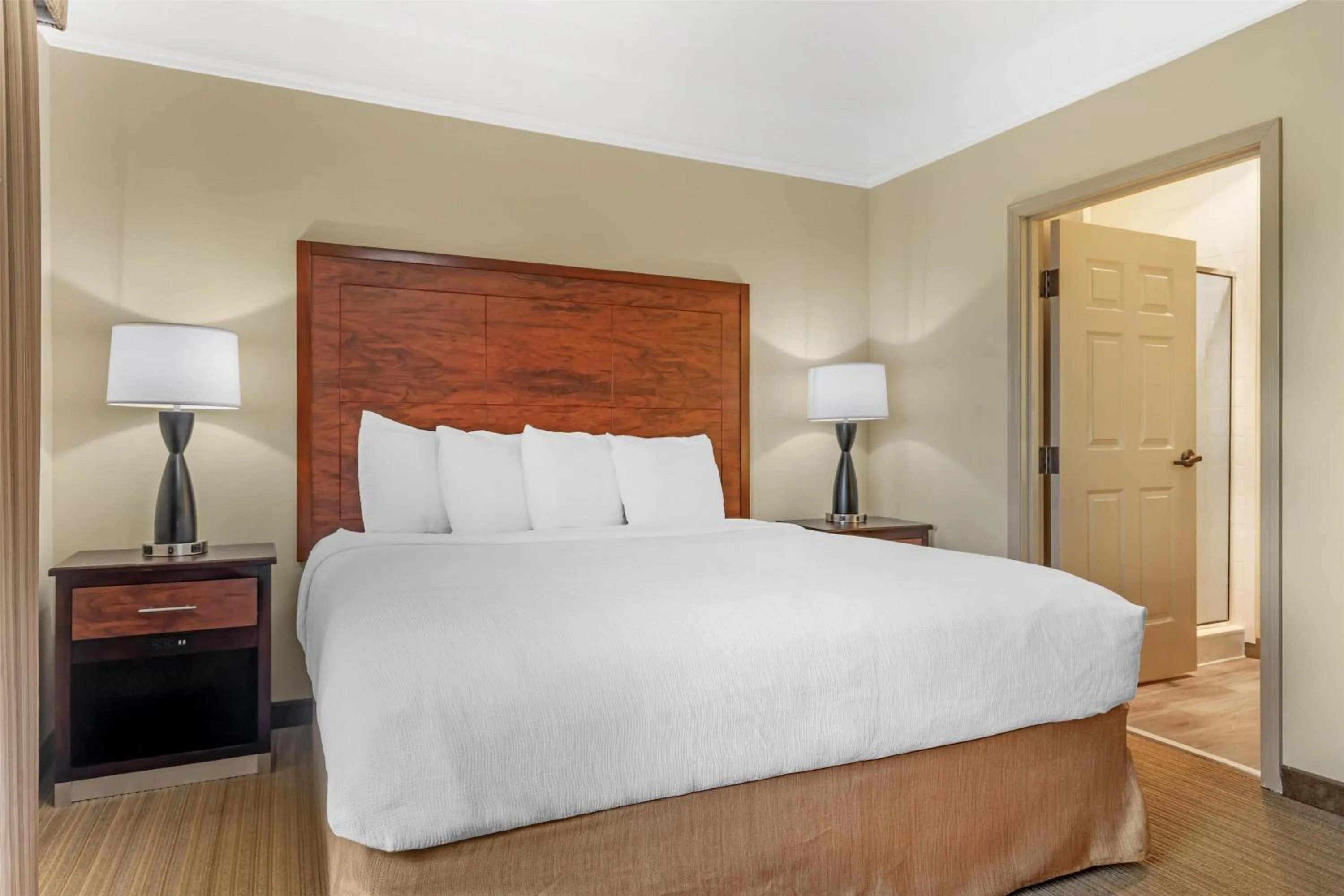 Photo of the whole room, Bed in Best Western Plus Monica Royale Inn & Suites