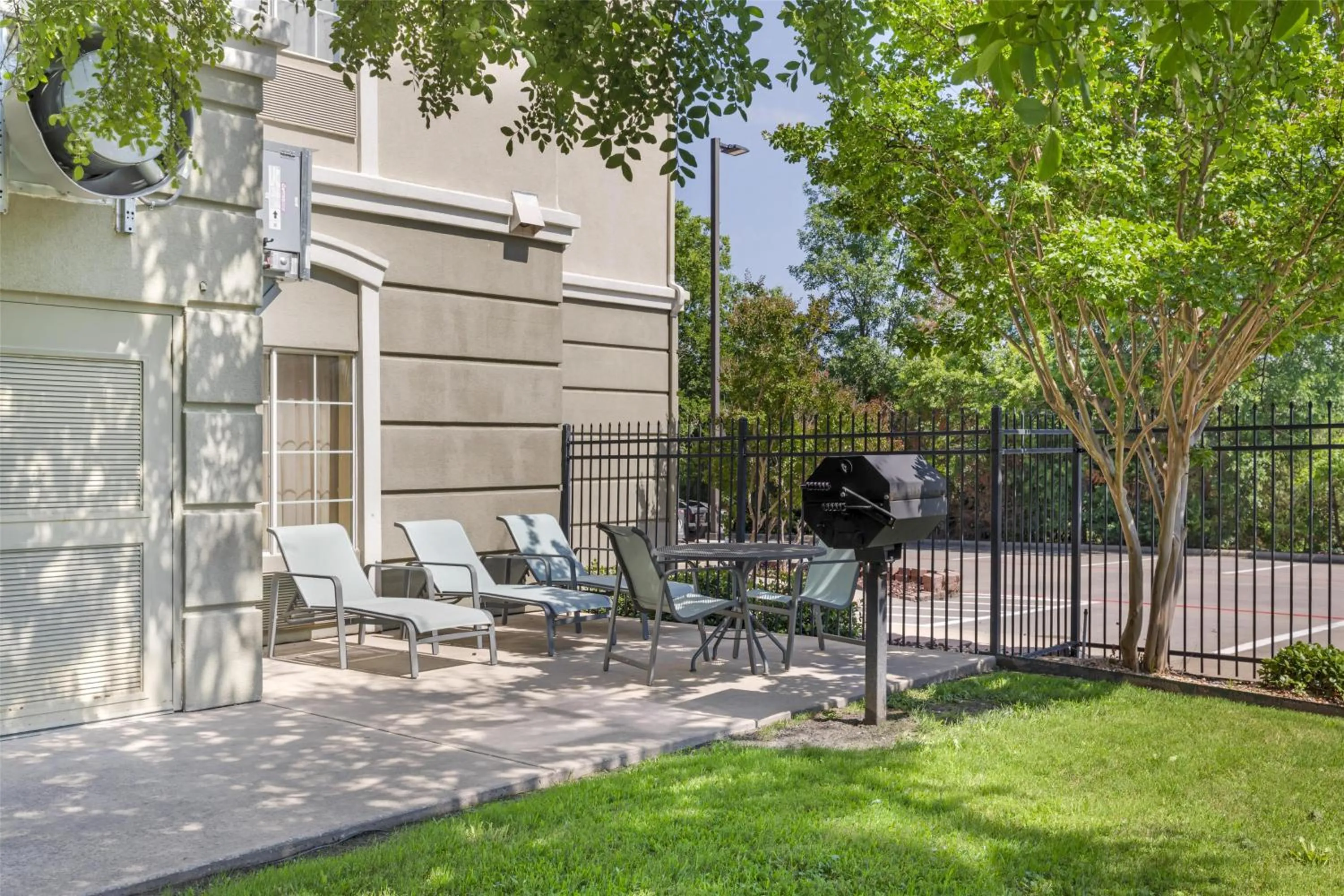 Property building in Best Western Plus Monica Royale Inn & Suites