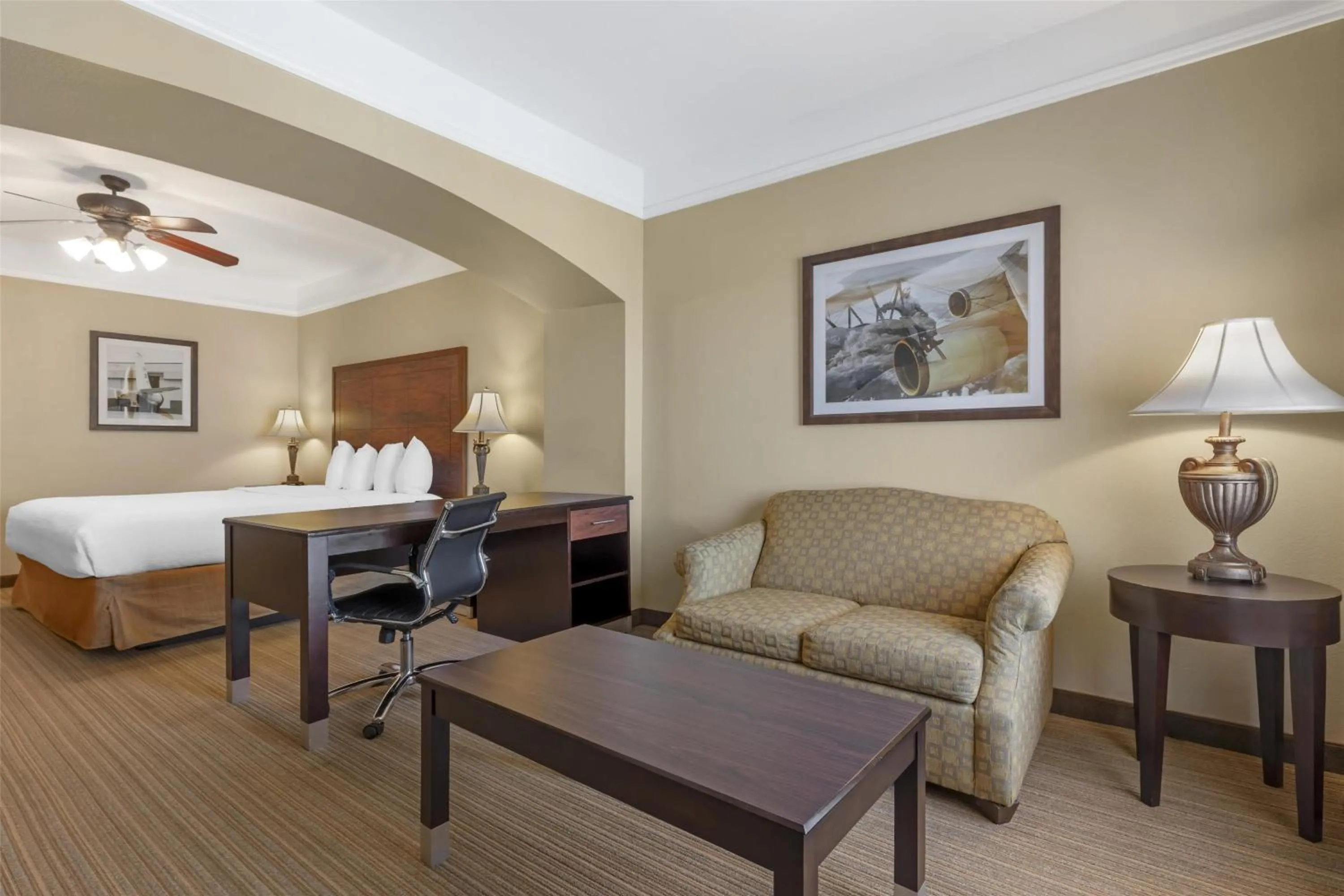 Photo of the whole room, Bed in Best Western Plus Monica Royale Inn & Suites