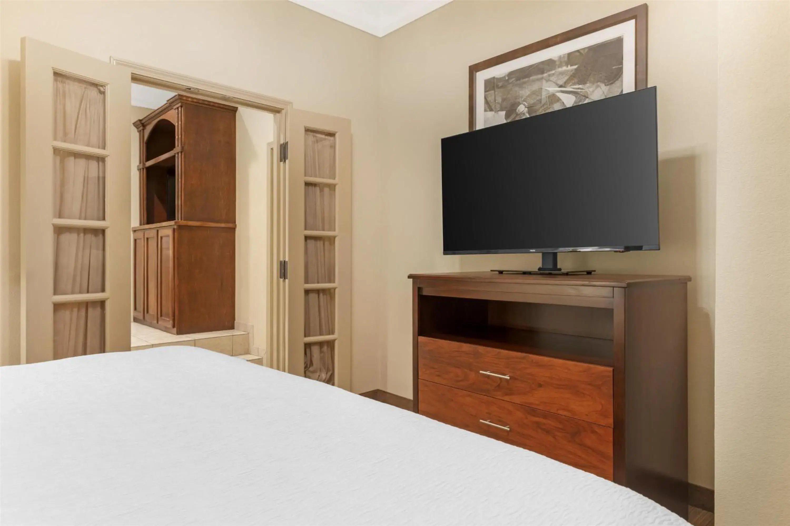 Photo of the whole room, Bed in Best Western Plus Monica Royale Inn & Suites Photo of the whole room, Bed in Best Western Plus Monica Royale Inn & Suites