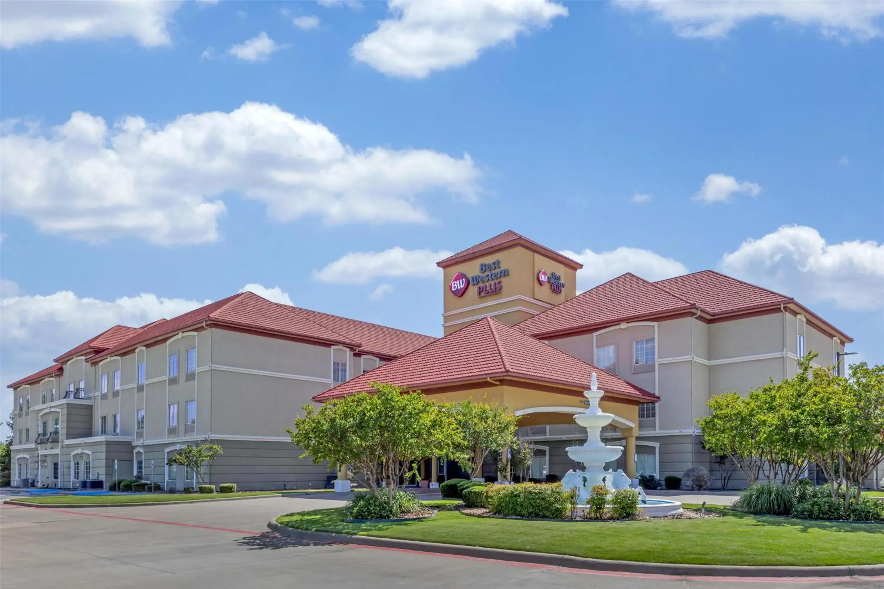 Property building in Best Western Plus Monica Royale Inn & Suites Property building in Best Western Plus Monica Royale Inn & Suites