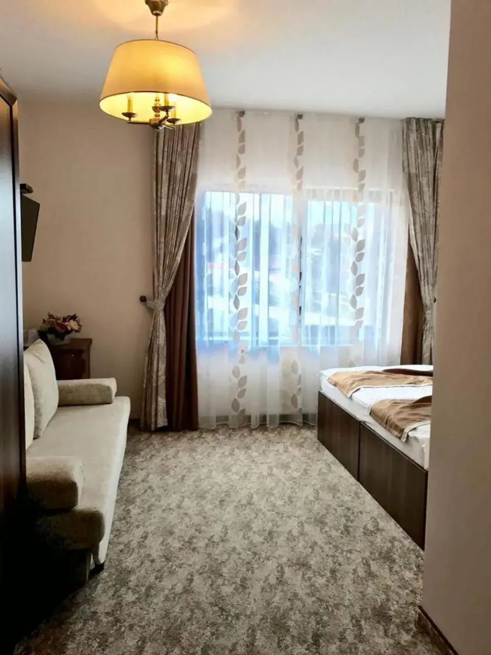 Photo of the whole room, Bed in Pensiunea Poiana Viselor Photo of the whole room, Bed in Pensiunea Poiana Viselor