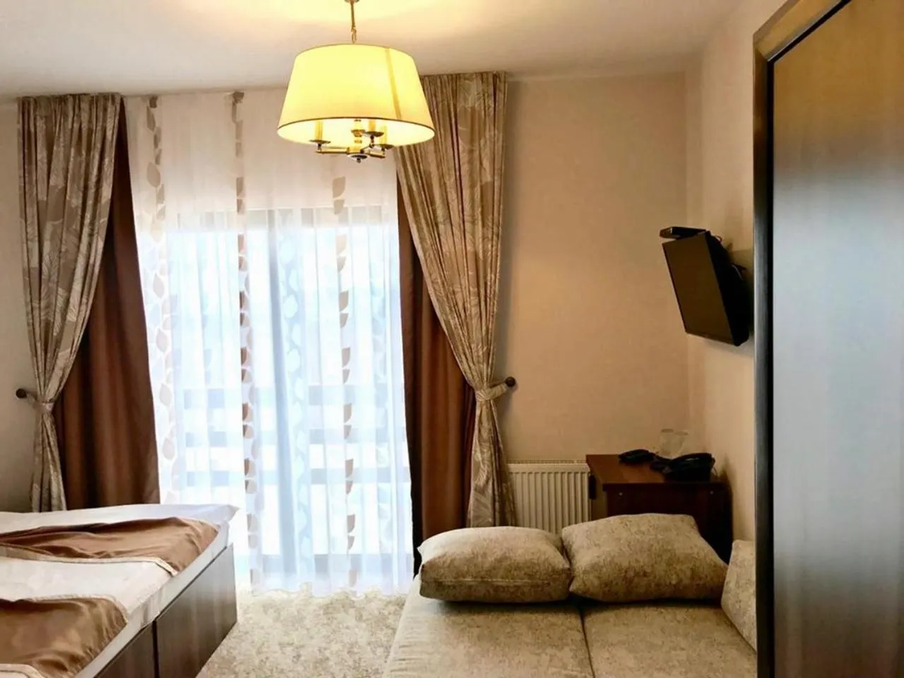 Photo of the whole room, Bed in Pensiunea Poiana Viselor