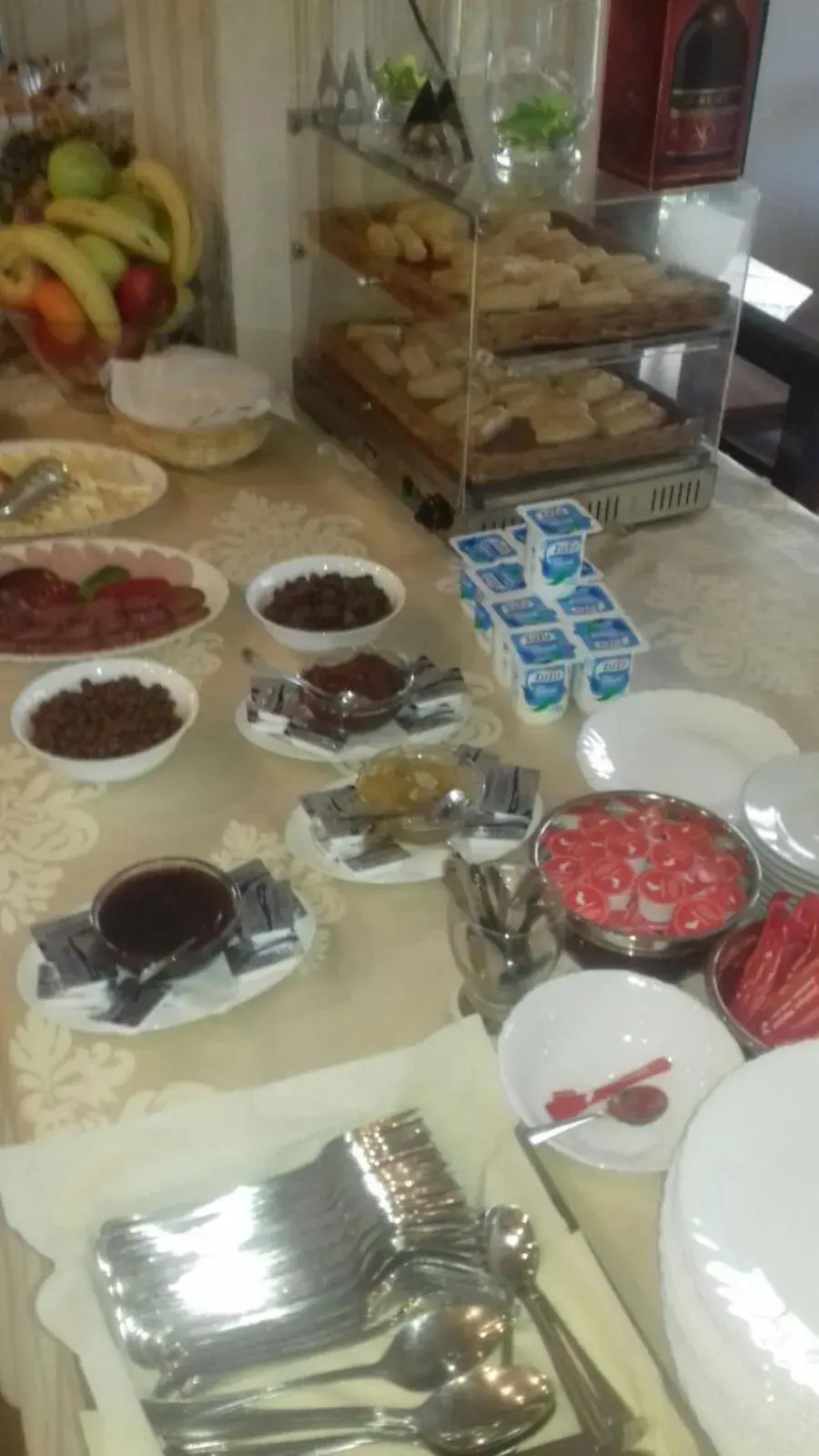 Continental breakfast in Pensiunea Poiana Viselor Continental breakfast in Pensiunea Poiana Viselor