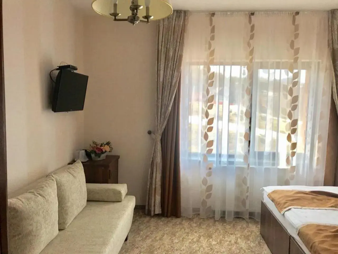 Photo of the whole room, Bed in Pensiunea Poiana Viselor Photo of the whole room, Bed in Pensiunea Poiana Viselor