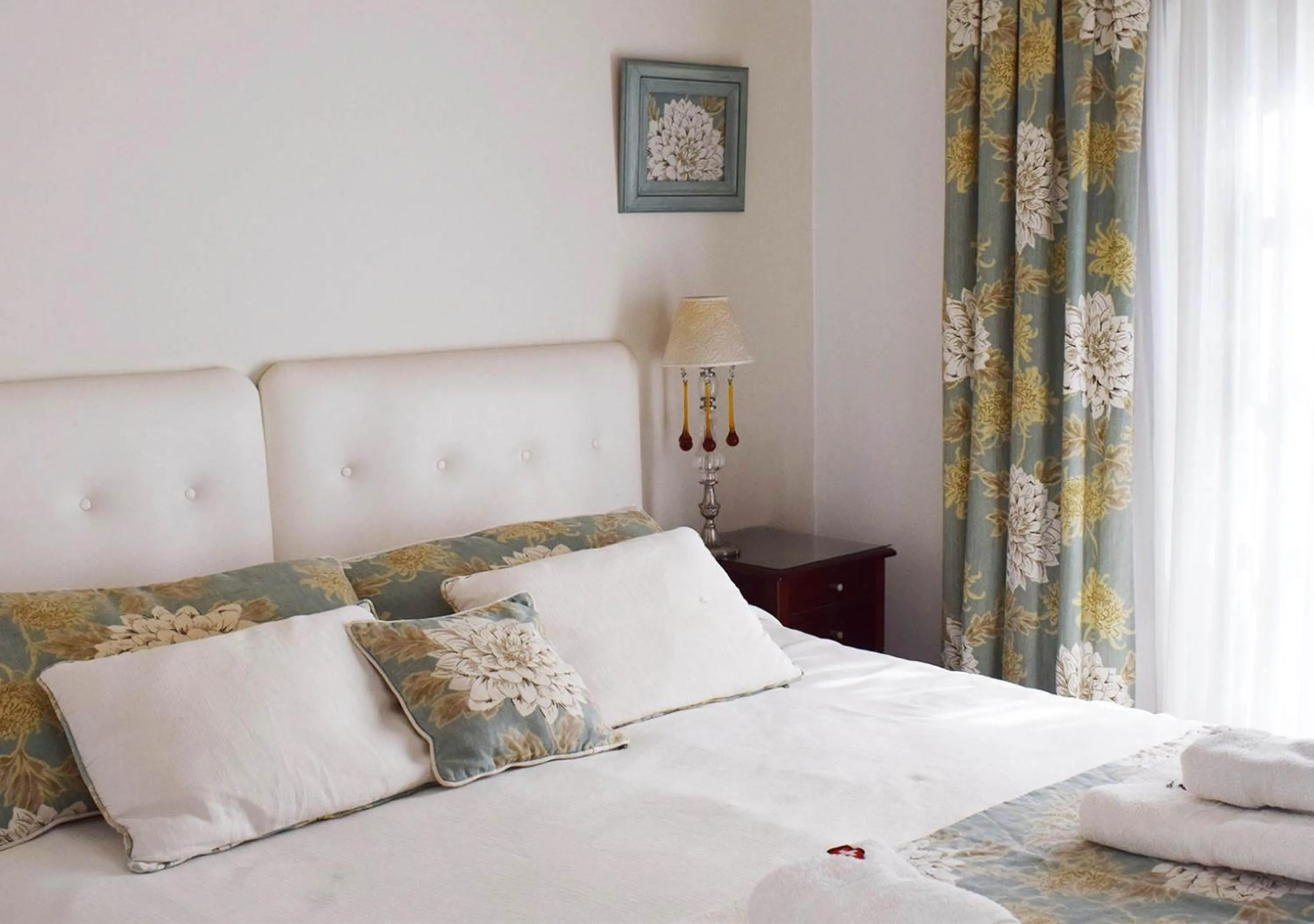 Bed in Posada Suiza by Prima Collection