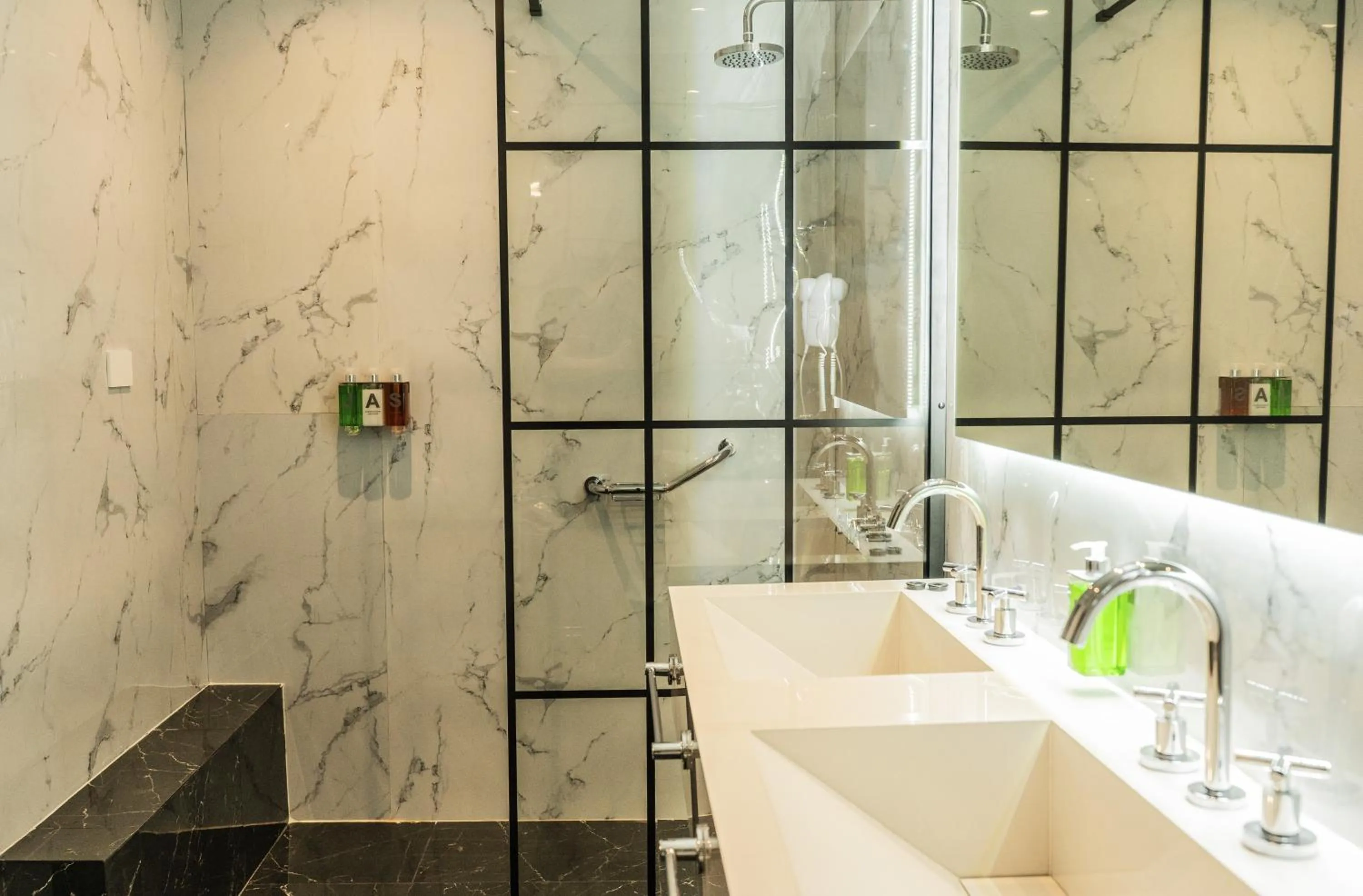 Shower in Palmas de la Laguna by Posada Suiza