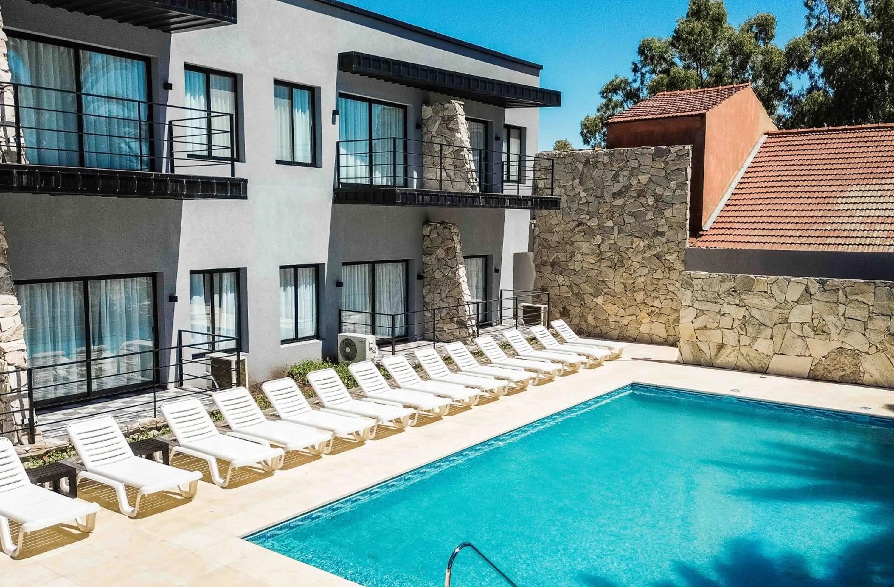 Property building in Palmas de la Laguna by Posada Suiza