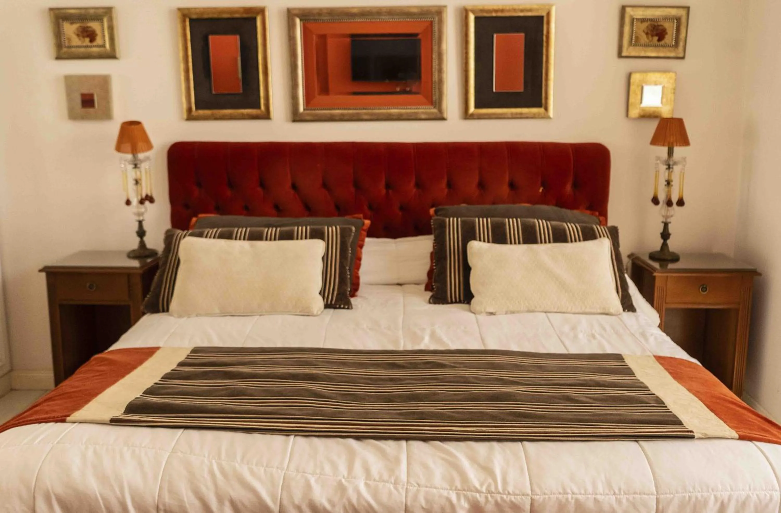 Bed in Posada Suiza by Prima Collection