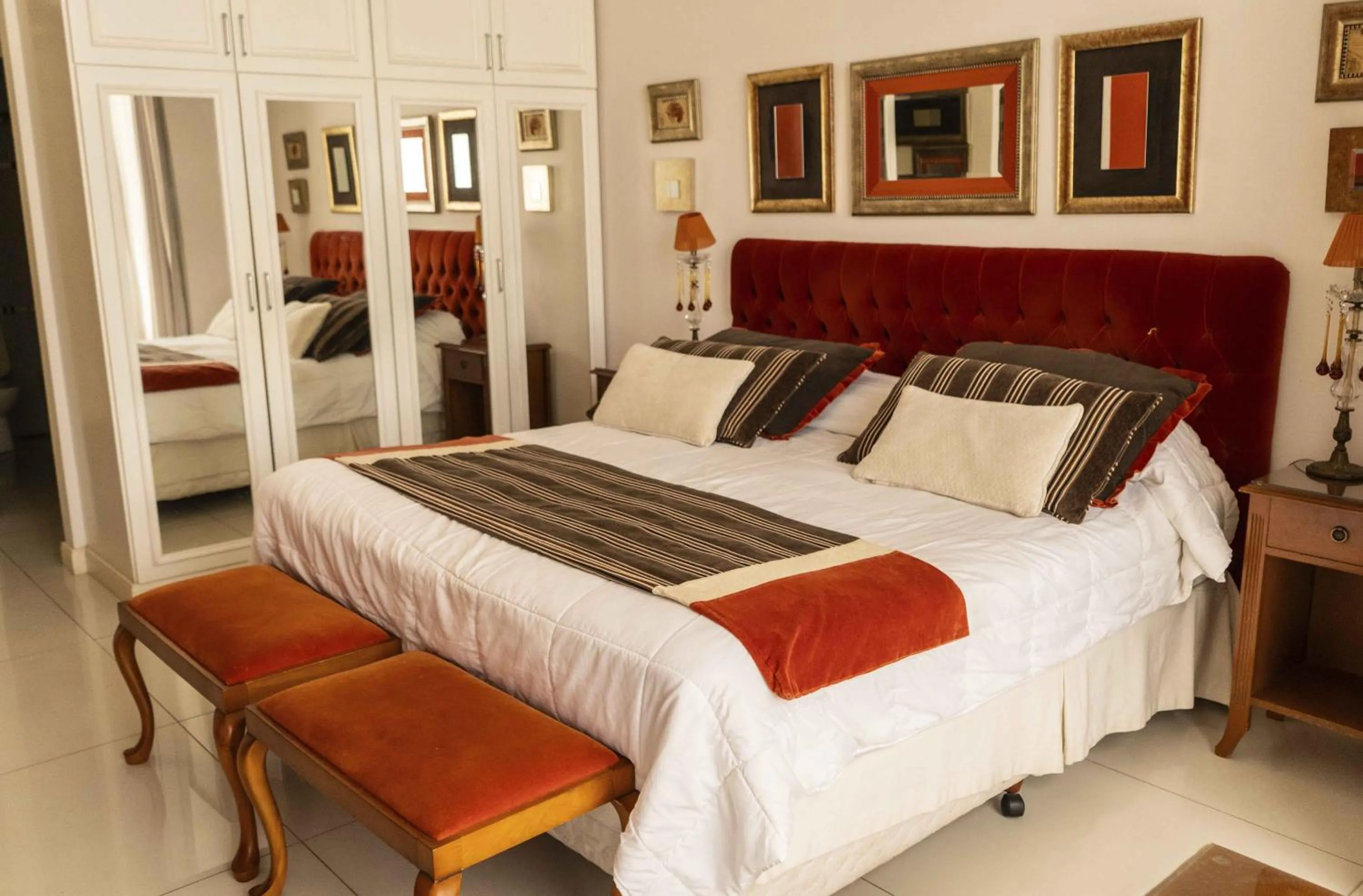 Photo of the whole room, Bed in Posada Suiza by Prima Collection