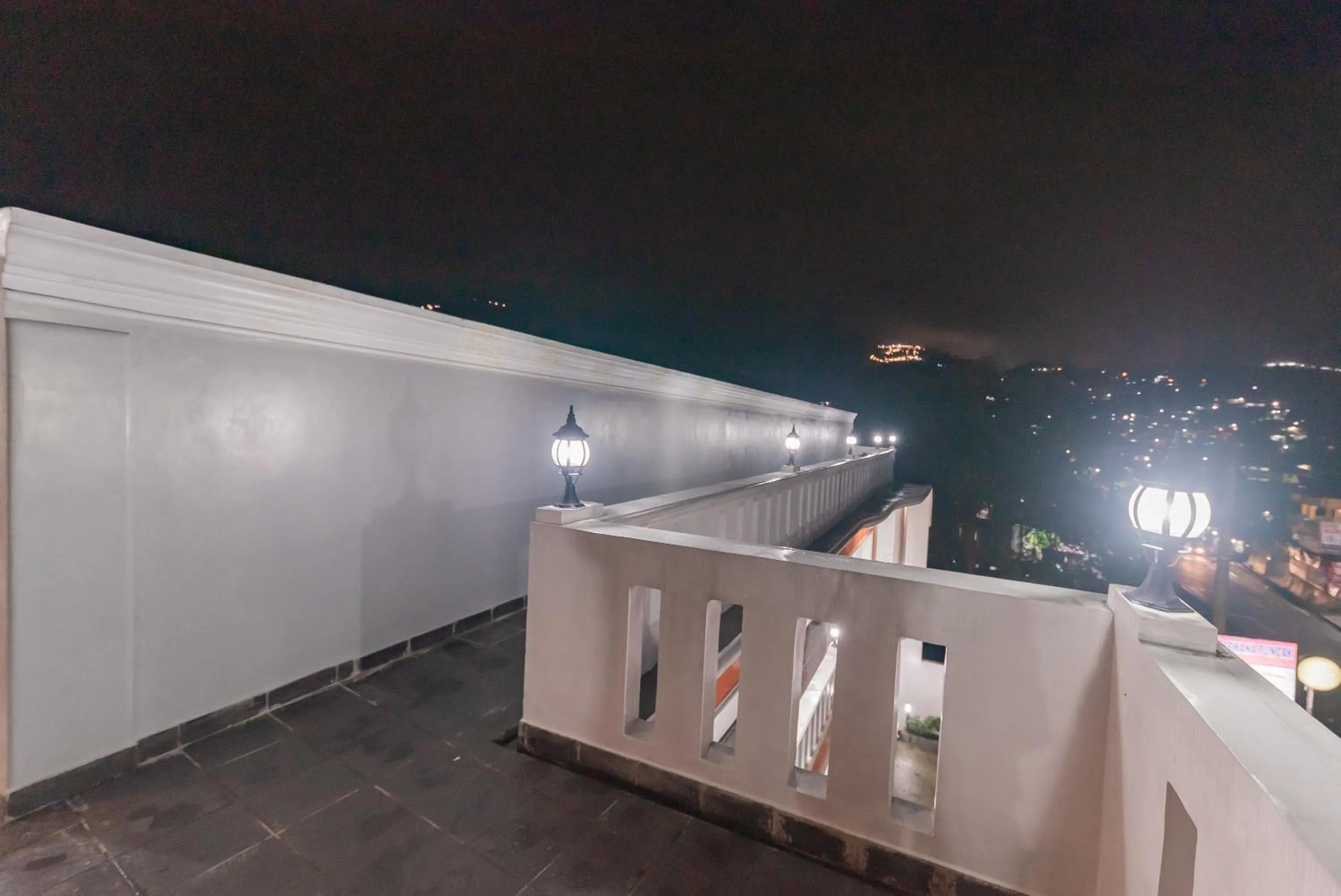 Balcony/Terrace in RedDoorz at Hotel Arwana Tugu Puncak