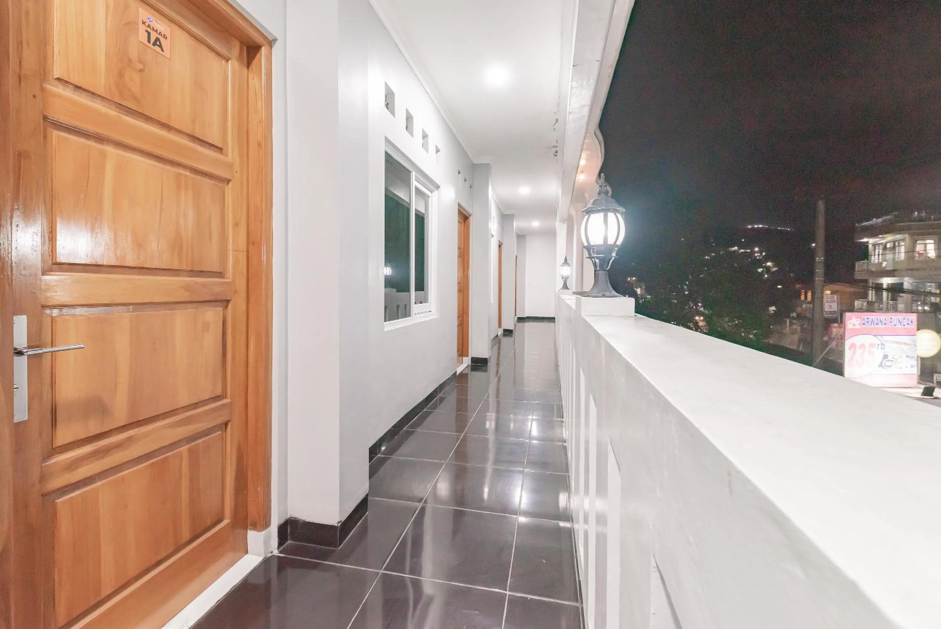 Balcony/Terrace in RedDoorz at Hotel Arwana Tugu Puncak