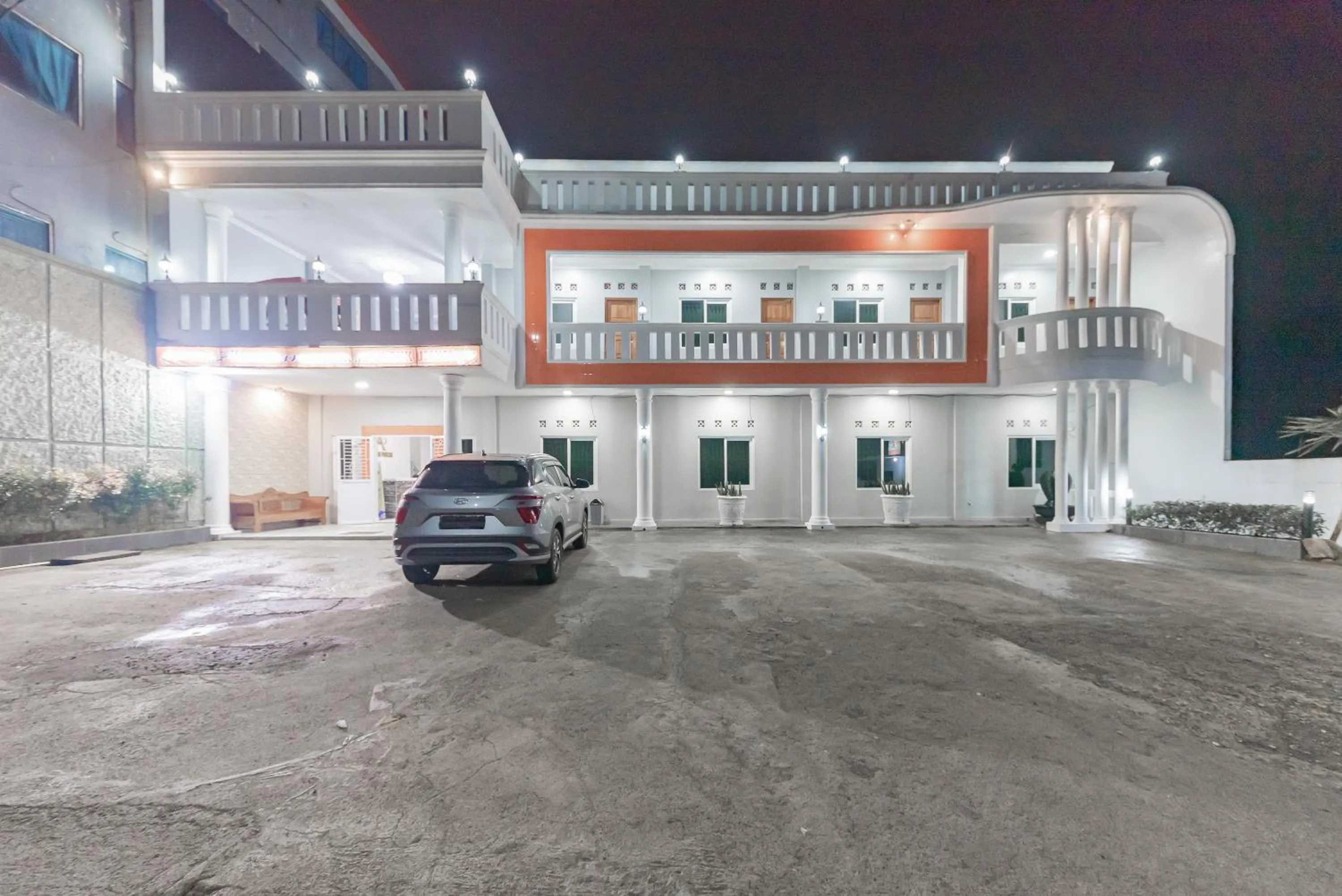 Property building in RedDoorz at Hotel Arwana Tugu Puncak