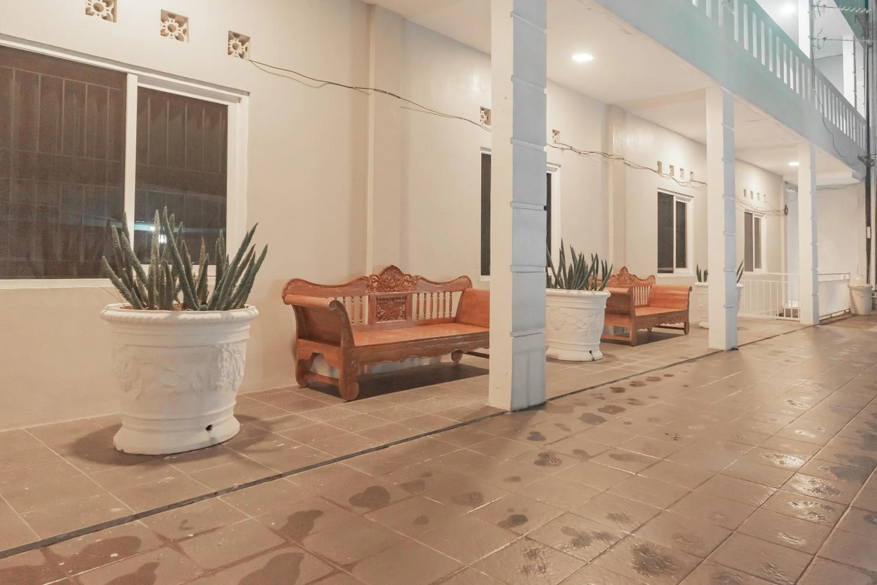 Seating area in RedDoorz at Hotel Arwana Tugu Puncak