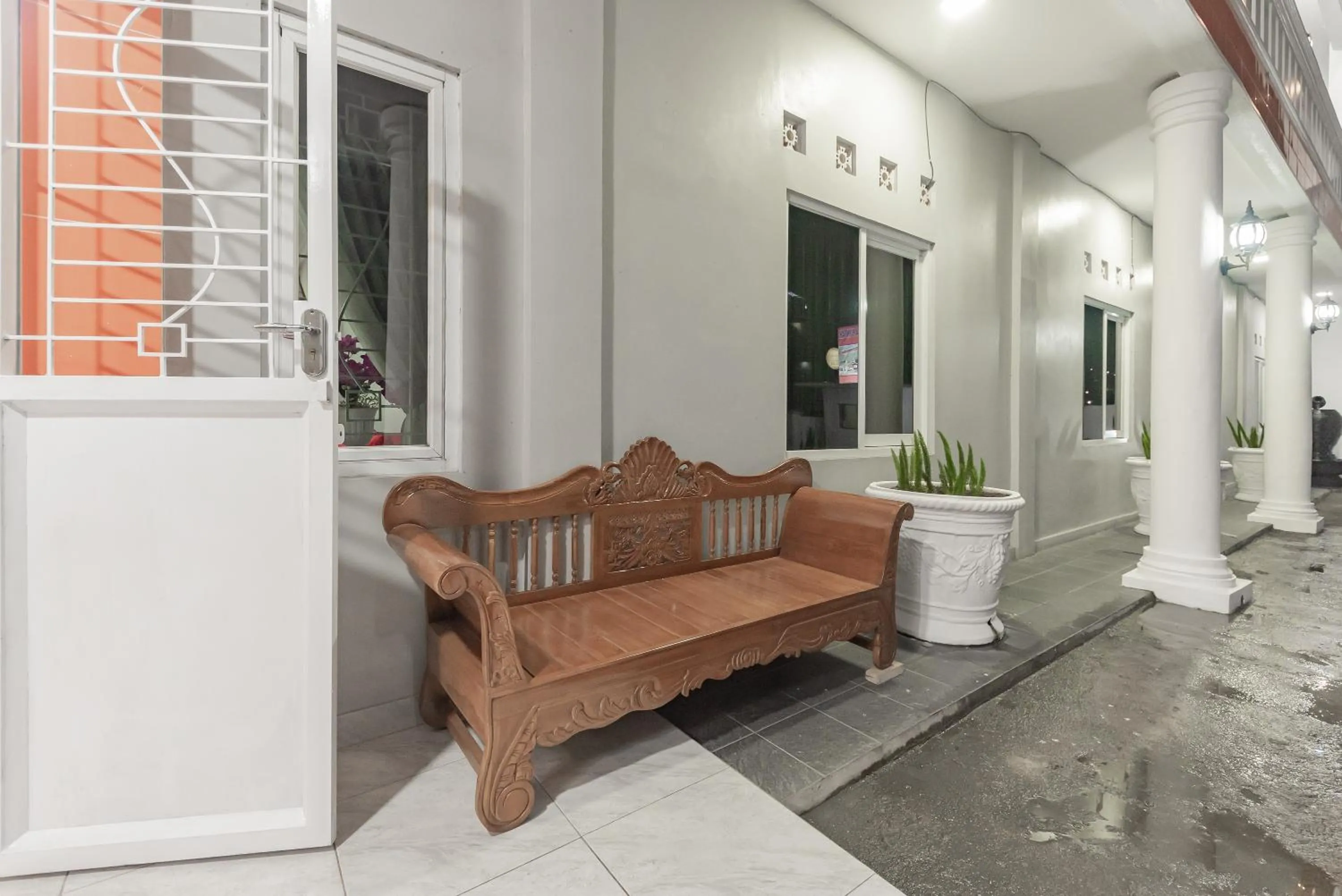 Seating area in RedDoorz at Hotel Arwana Tugu Puncak