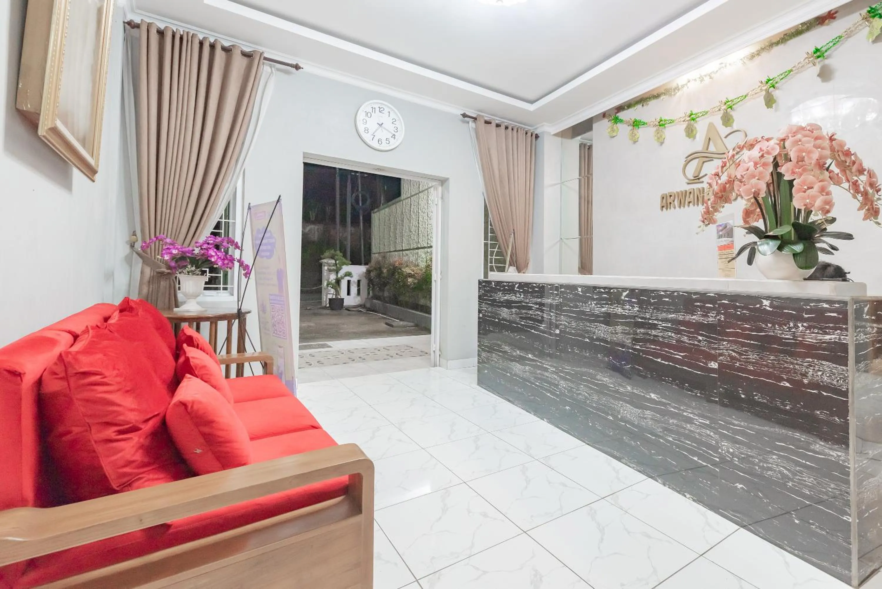 Lobby or reception in RedDoorz at Hotel Arwana Tugu Puncak