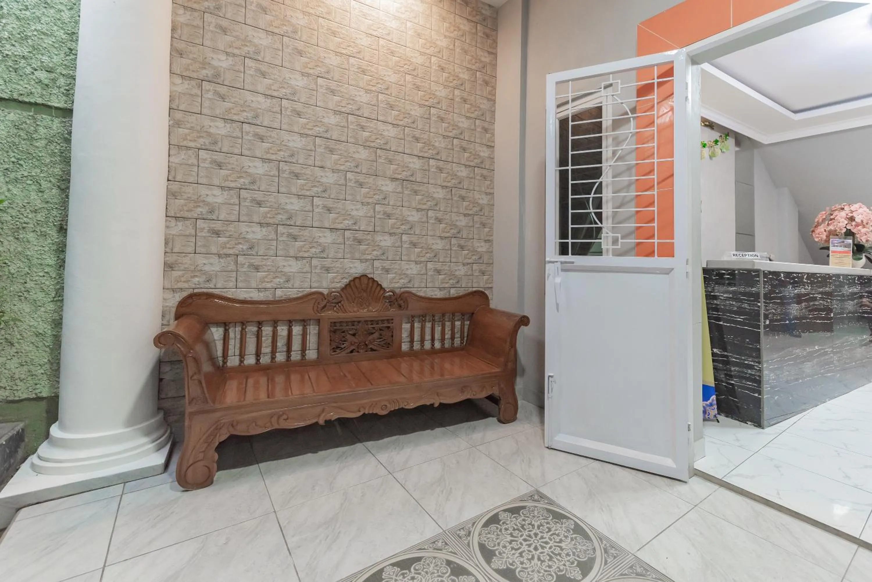 Lobby or reception in RedDoorz at Hotel Arwana Tugu Puncak