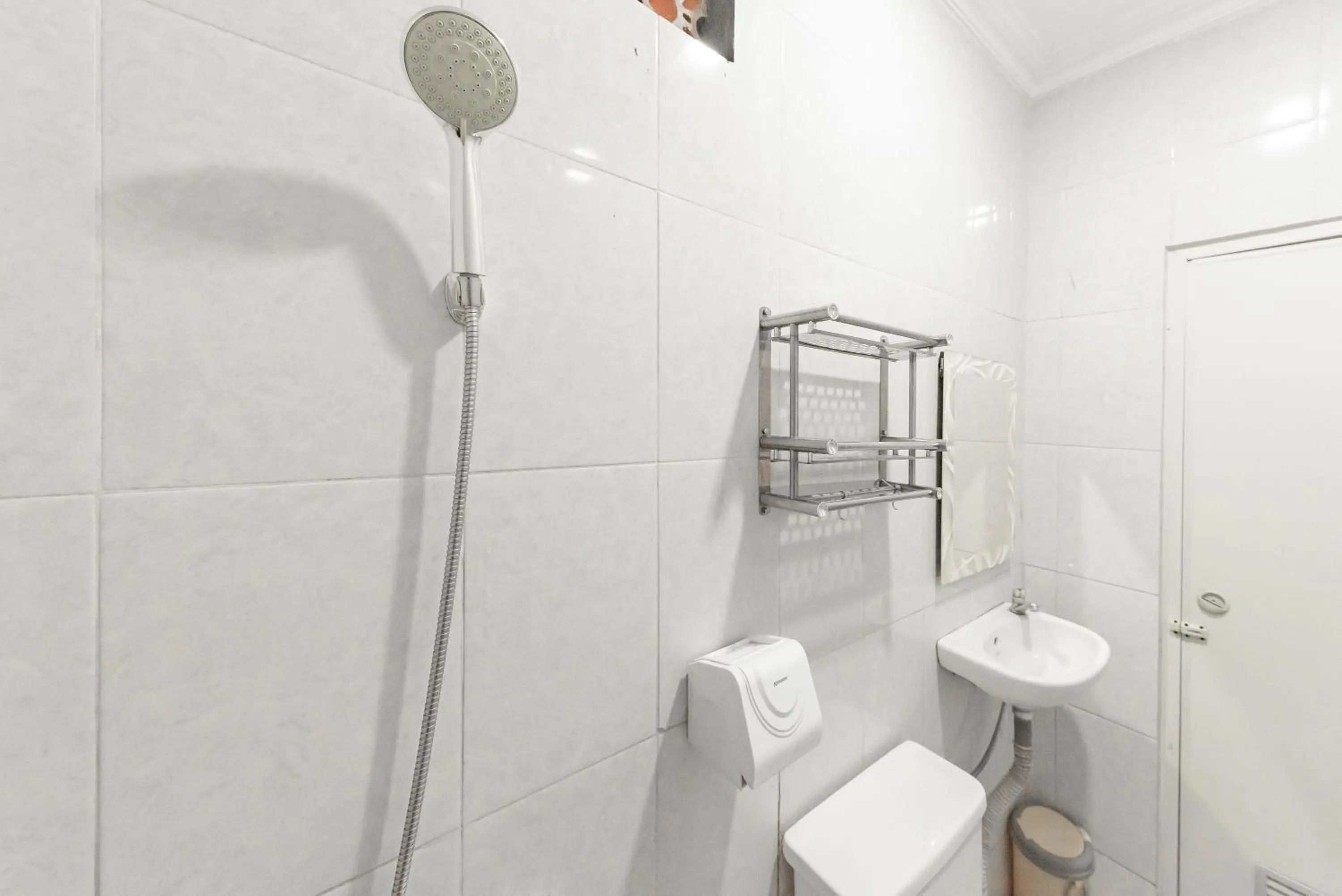 Bathroom in RedDoorz at Hotel Arwana Tugu Puncak