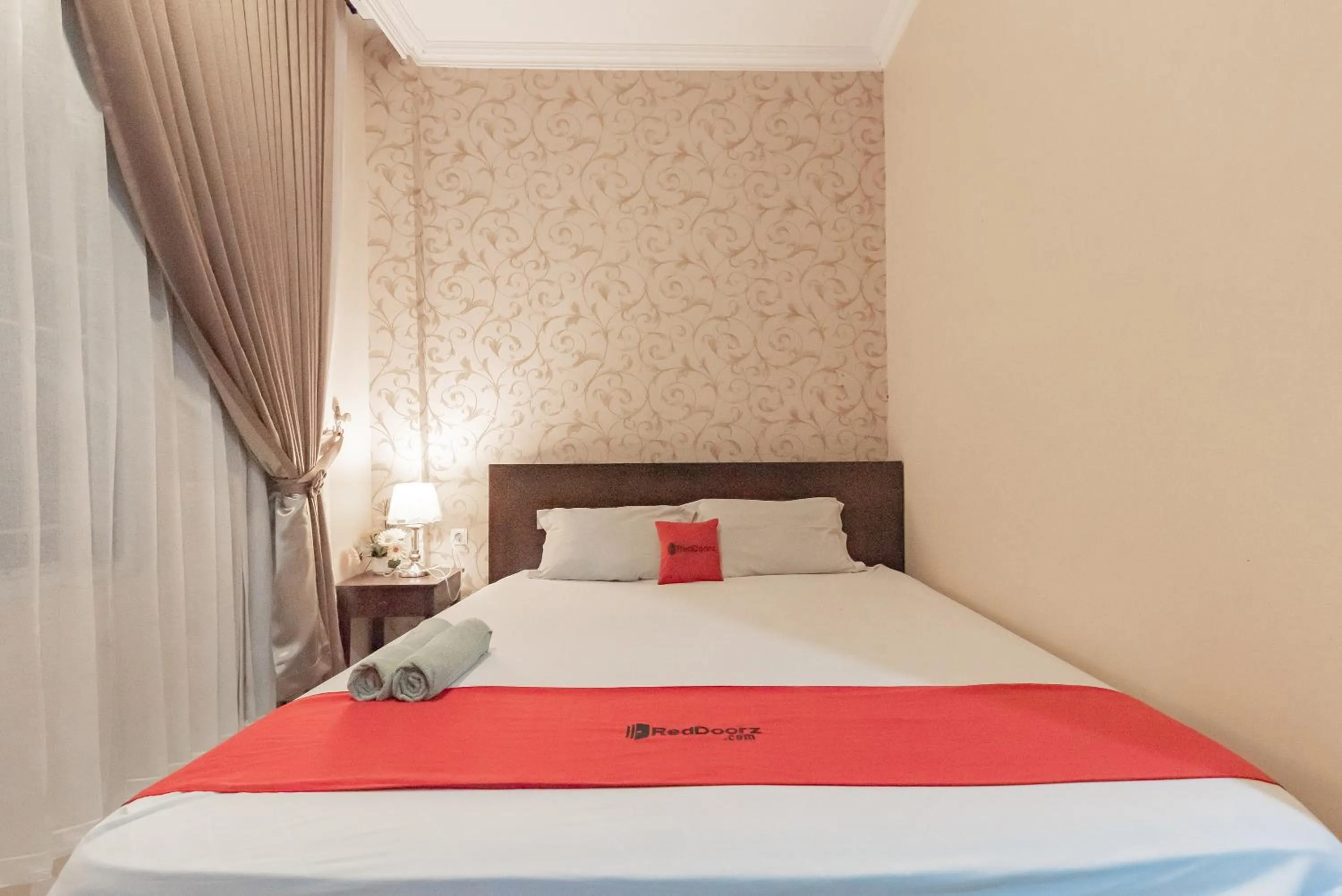 Bedroom, Bed in RedDoorz at Hotel Arwana Tugu Puncak