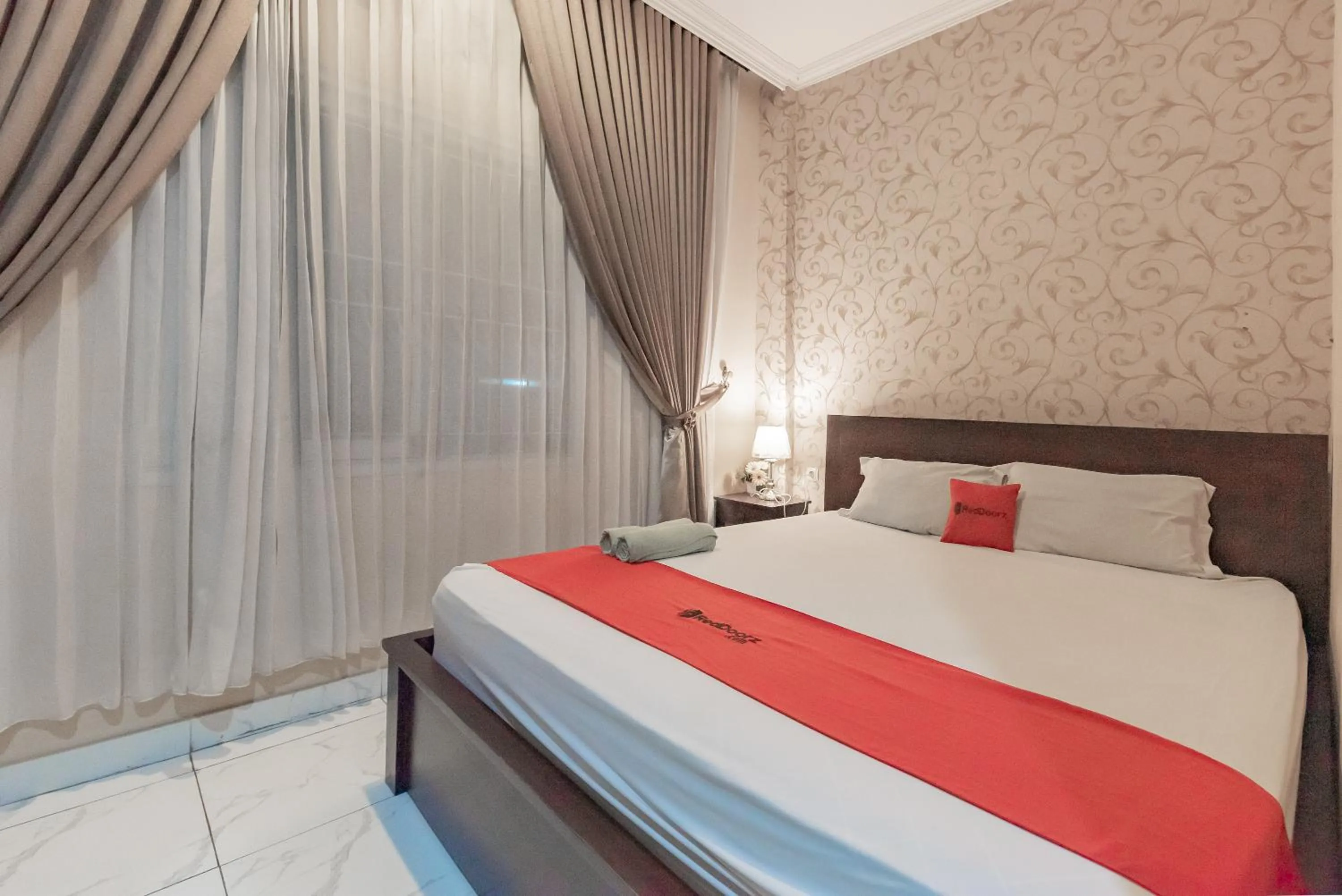 Bedroom, Bed in RedDoorz at Hotel Arwana Tugu Puncak