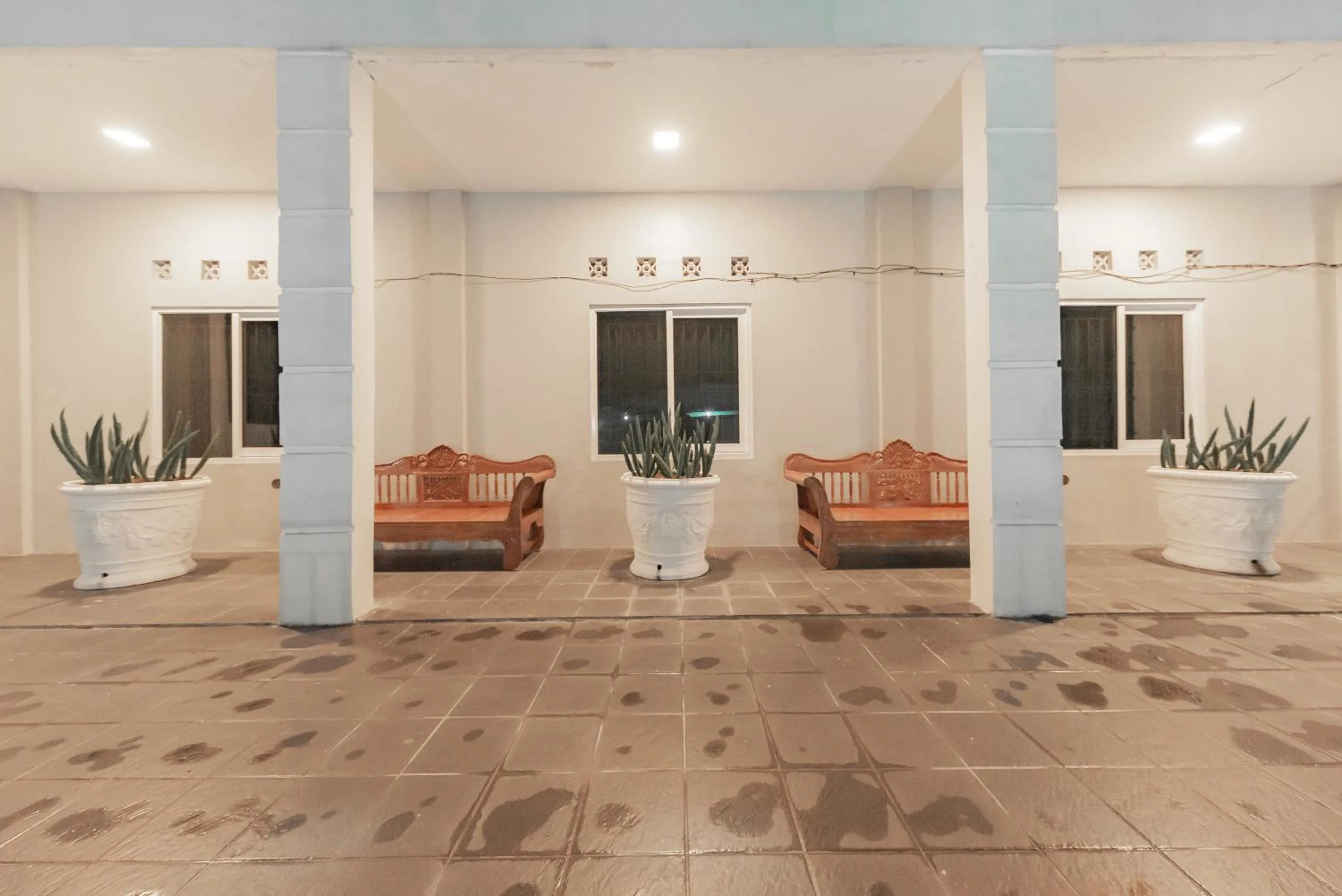 Seating area in RedDoorz at Hotel Arwana Tugu Puncak