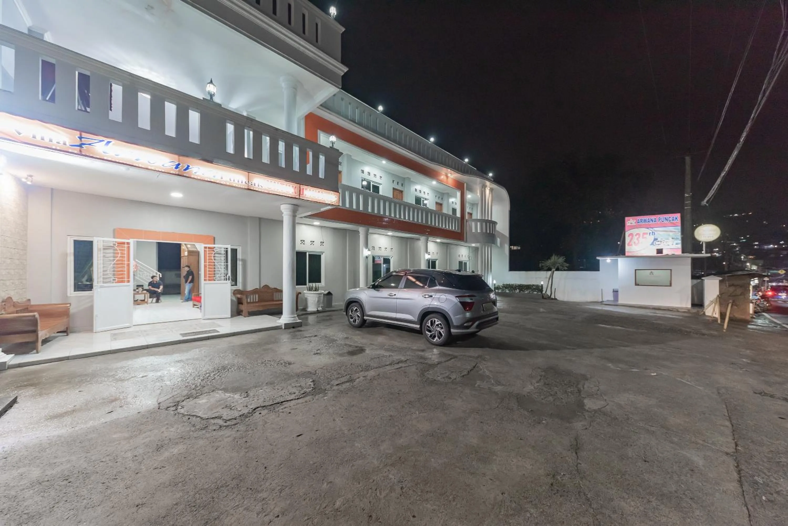 Parking in RedDoorz at Hotel Arwana Tugu Puncak