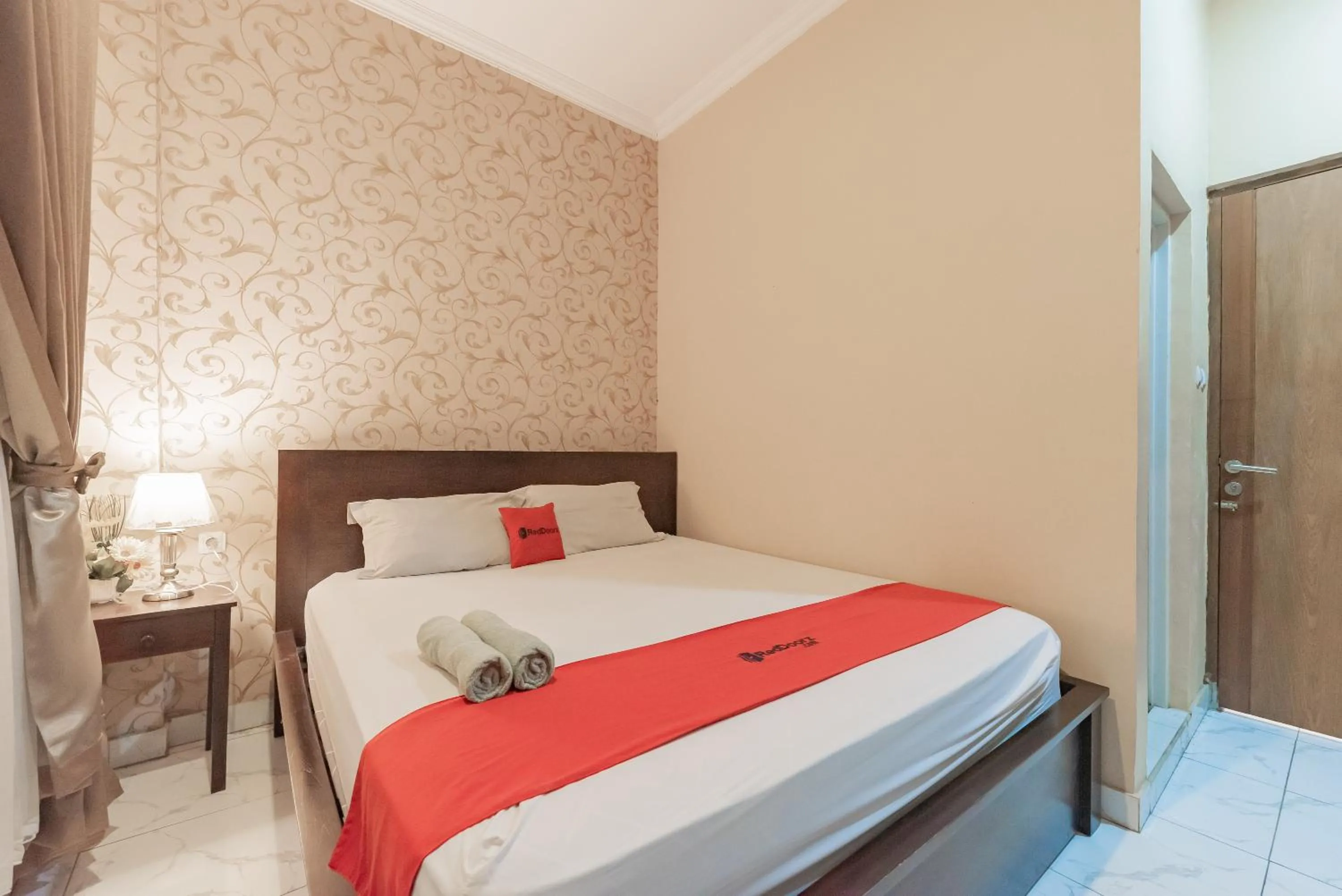 Bedroom, Bed in RedDoorz at Hotel Arwana Tugu Puncak