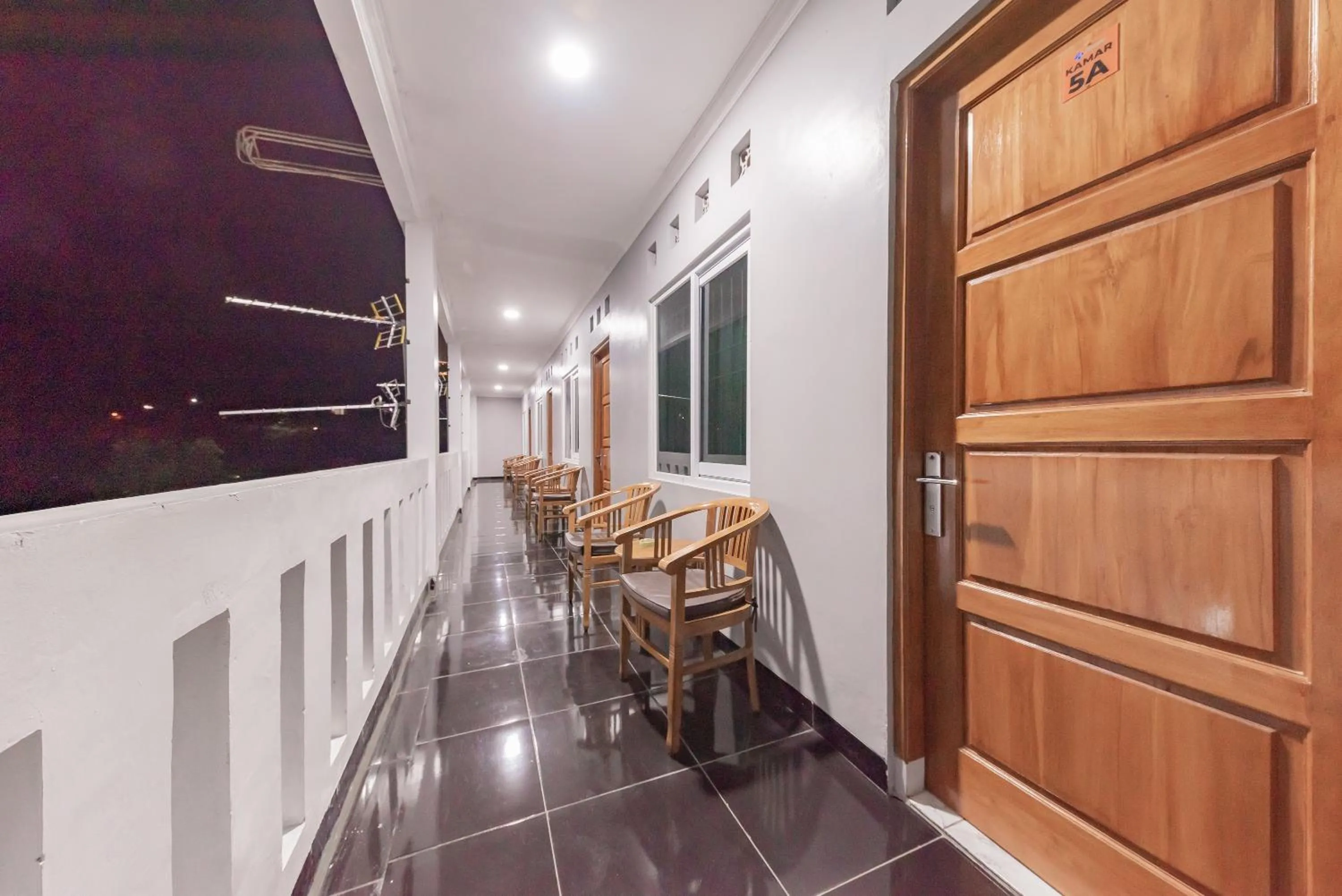Balcony/Terrace in RedDoorz at Hotel Arwana Tugu Puncak
