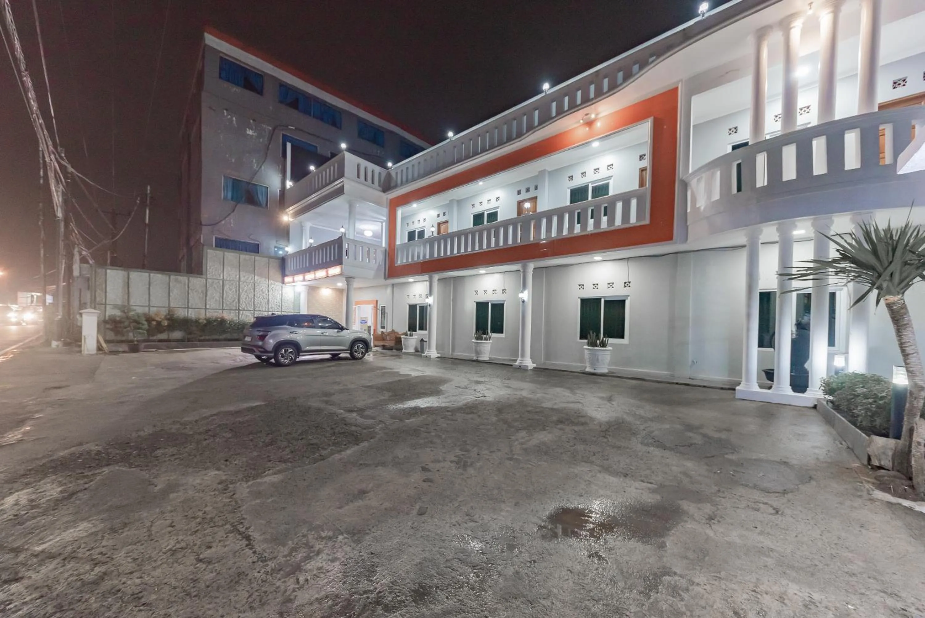 Property building in RedDoorz at Hotel Arwana Tugu Puncak