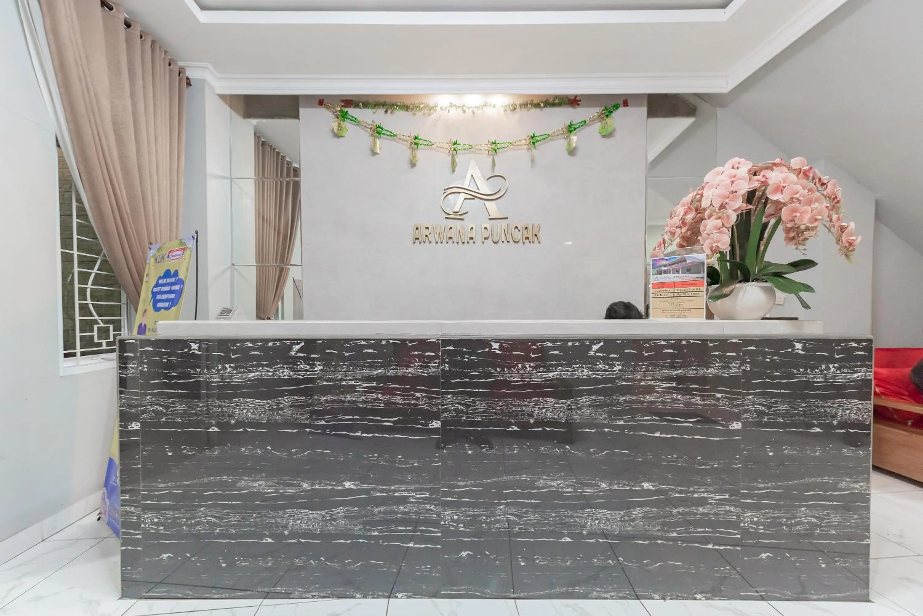 Lobby or reception in RedDoorz at Hotel Arwana Tugu Puncak